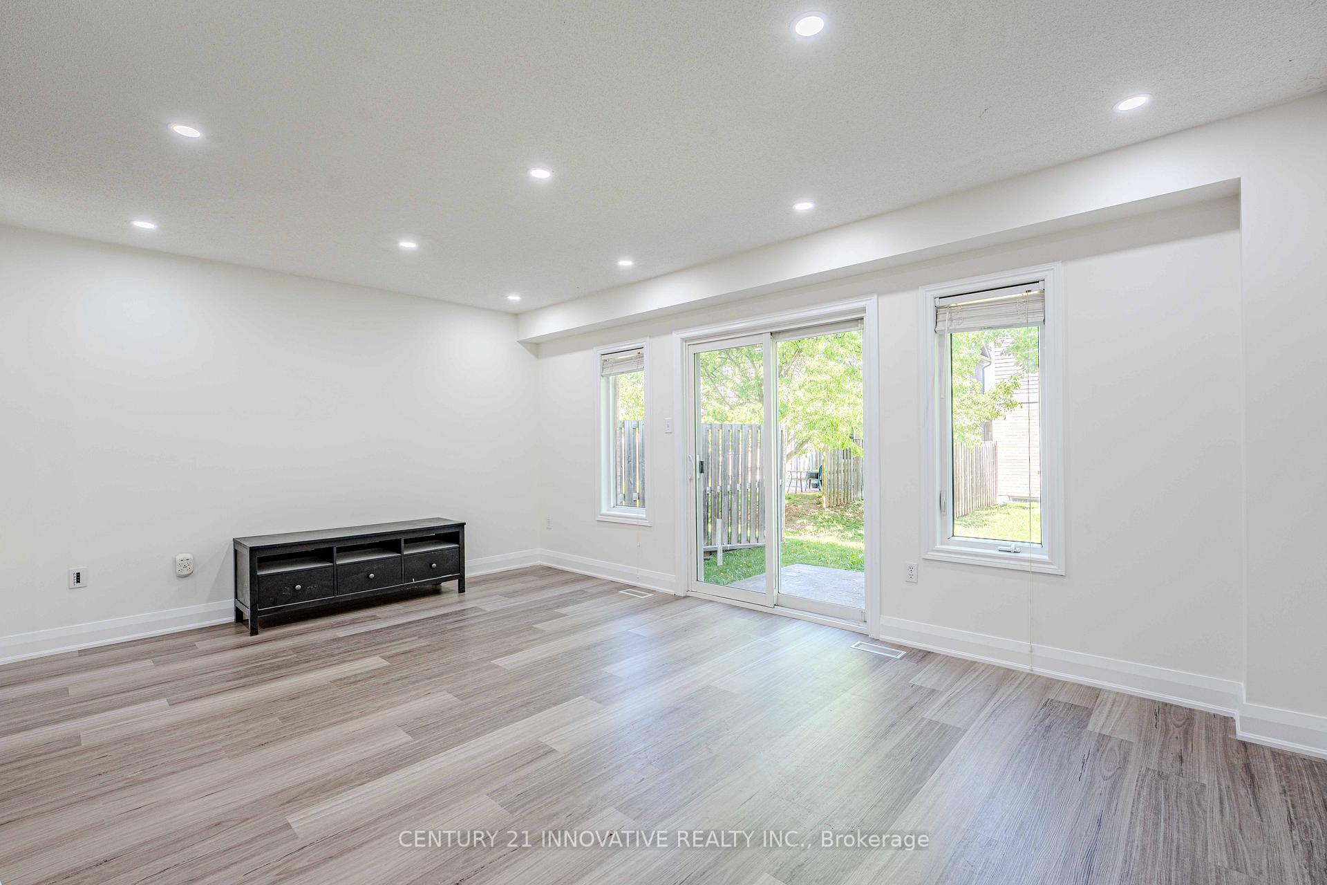 Photo 10 of 34 Revell Drive, Guelph, Clairfields/Hanlon Business Park — HOMEH