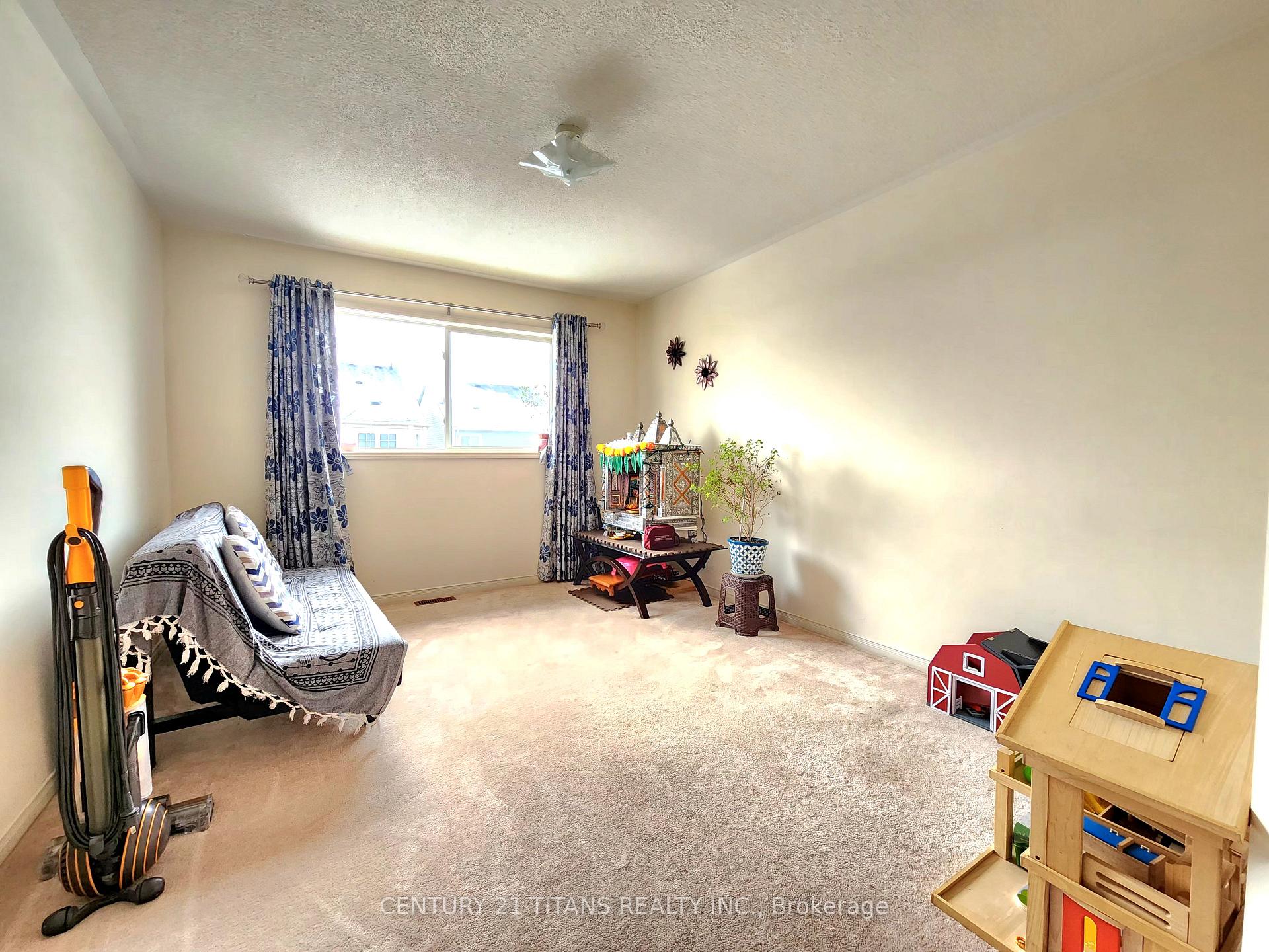 Photo 11 of 84 Greenhalf Drive, Ajax, South East — HOMEH