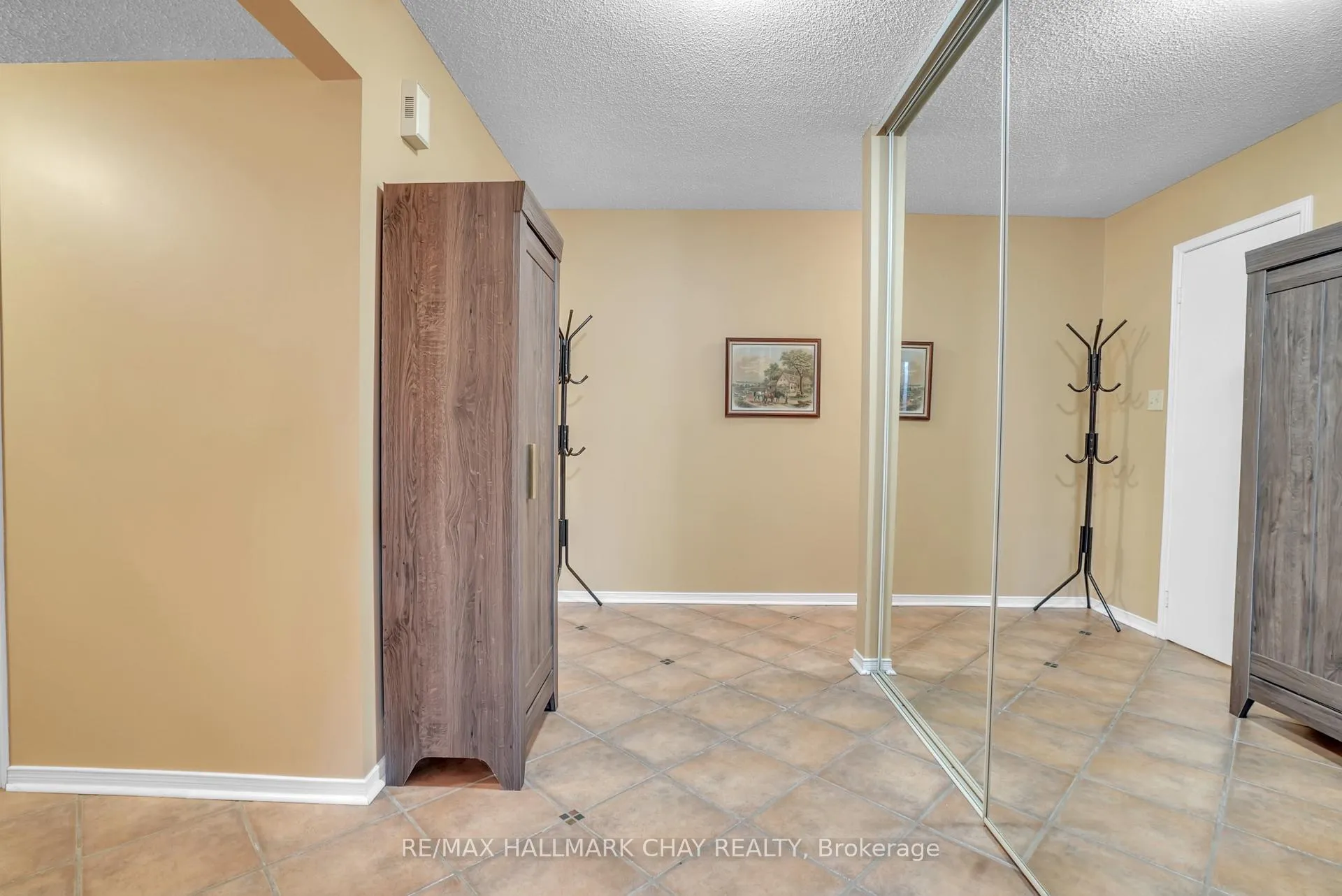 Photo 4 of Unit 14, 502 Essa Road, Barrie, Holly — HOMEH