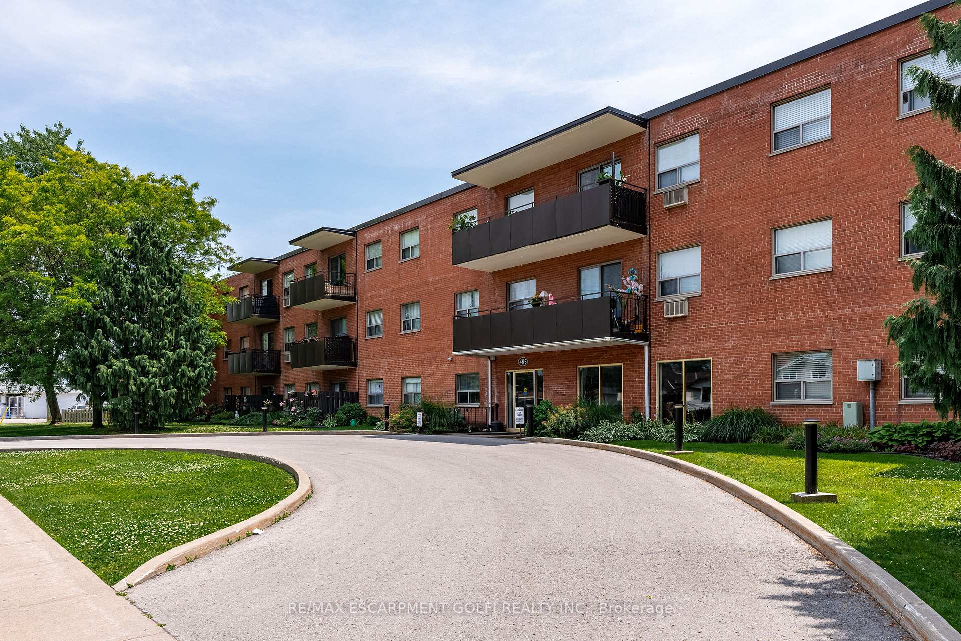 Front of Unit 211, 485 Thorold Road