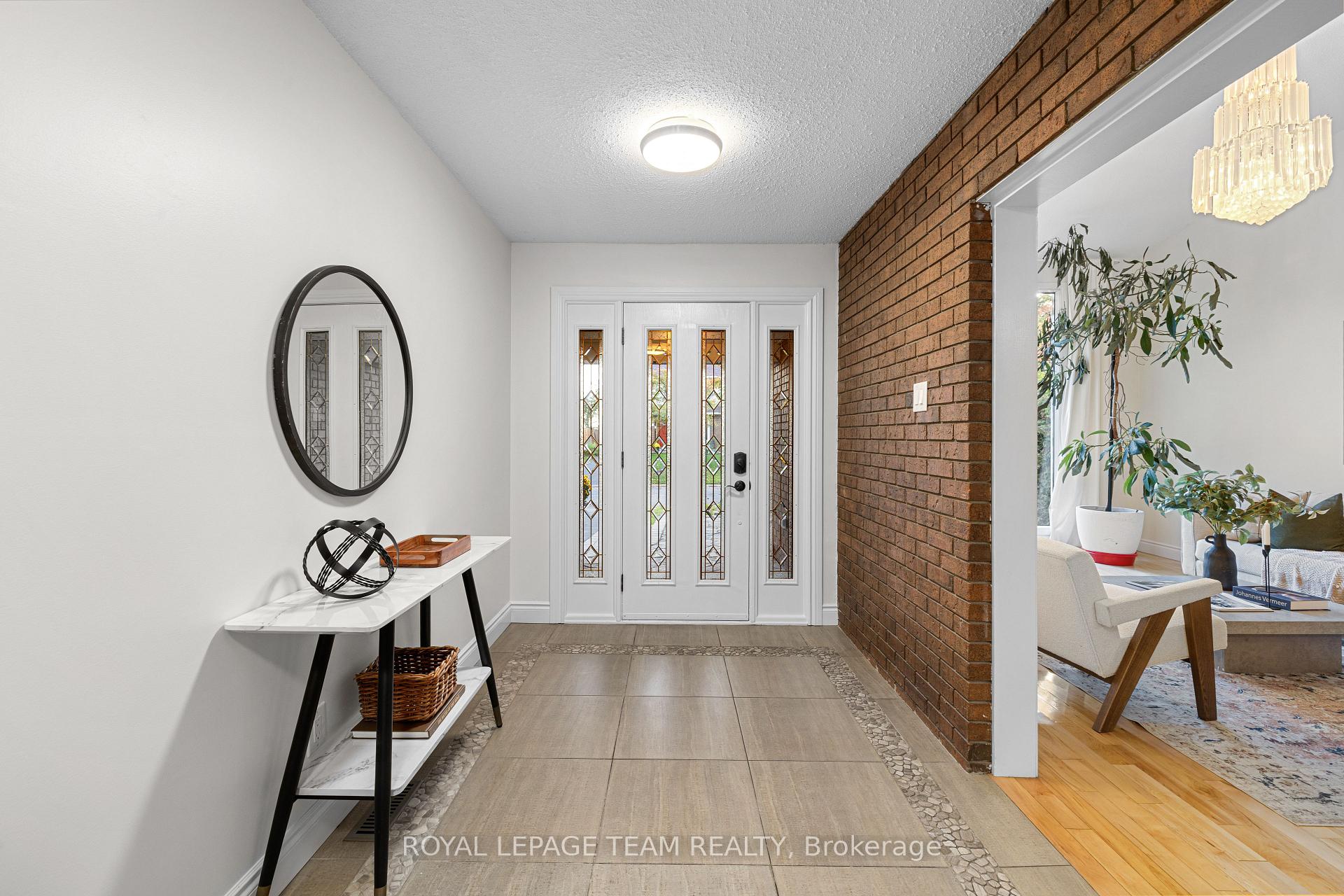 Photo 5 of 4397 Whittaker Crescent, Ottawa, Pineview — HOMEH