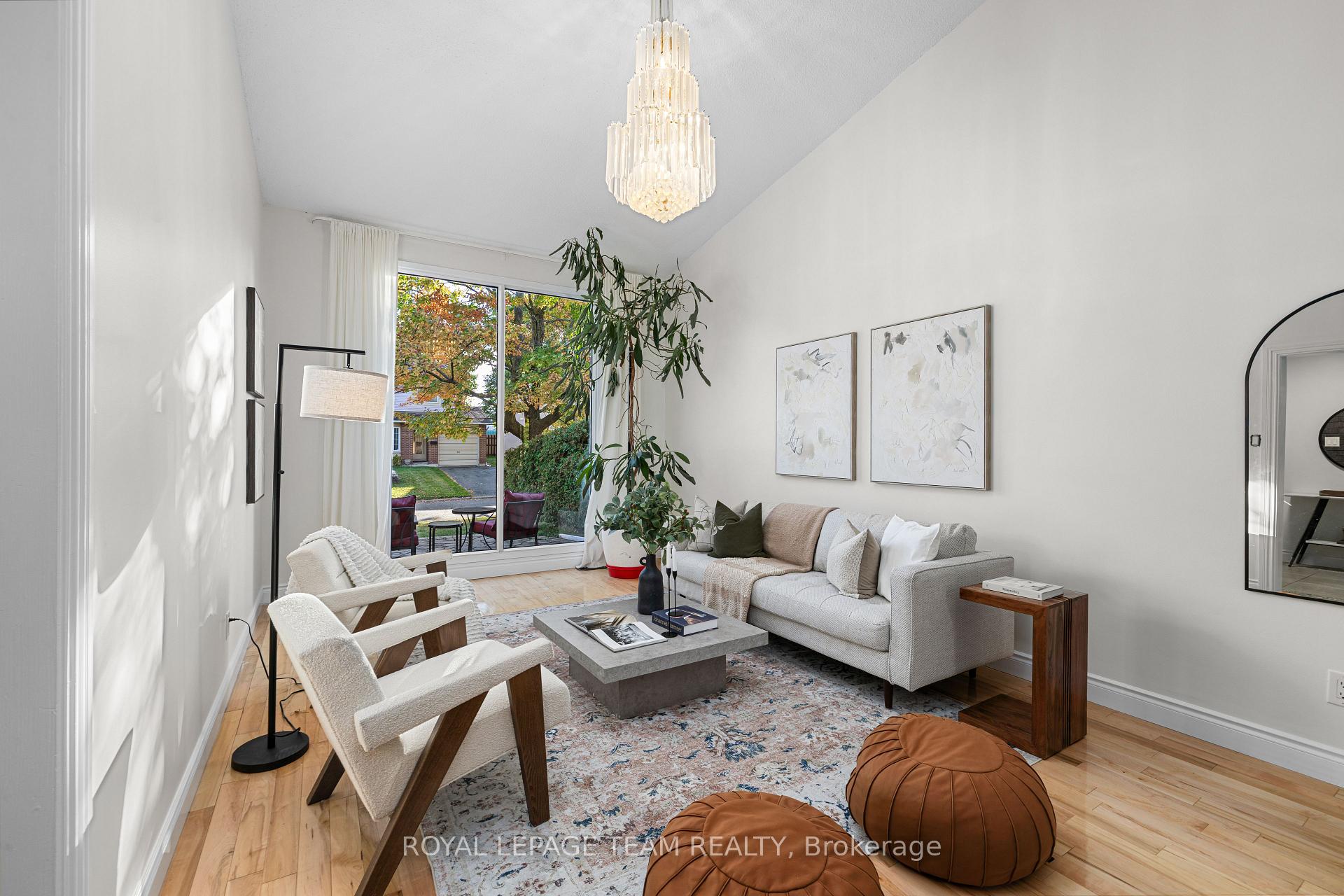 Photo 2 of 4397 Whittaker Crescent, Ottawa, Pineview — HOMEH