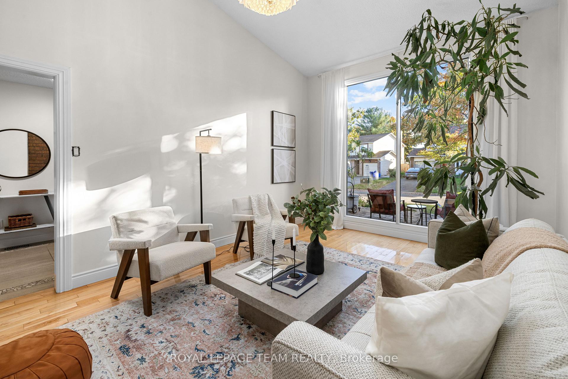 Photo 3 of 4397 Whittaker Crescent, Ottawa, Pineview — HOMEH