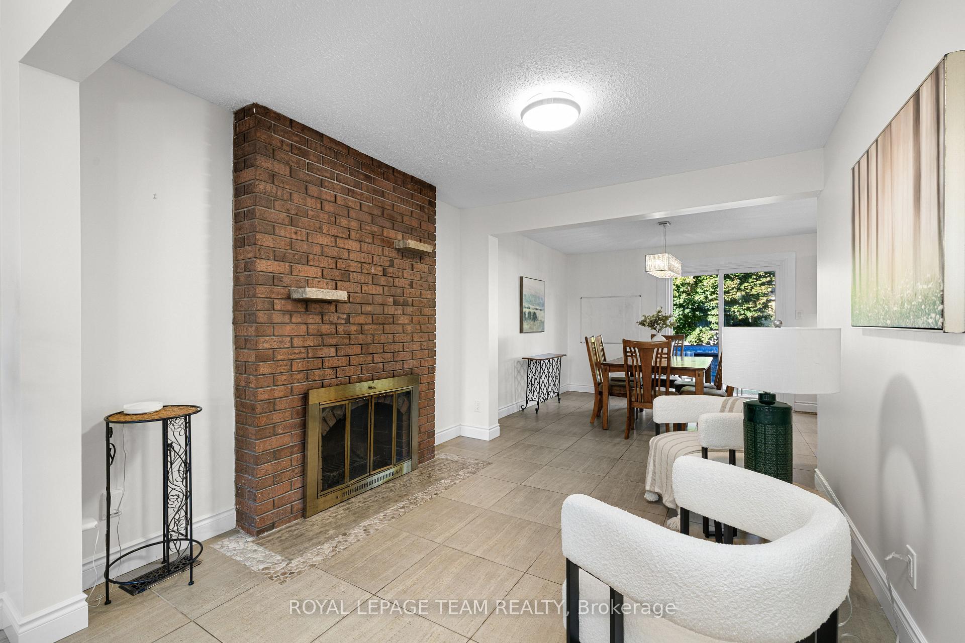 Photo 4 of 4397 Whittaker Crescent, Ottawa, Pineview — HOMEH