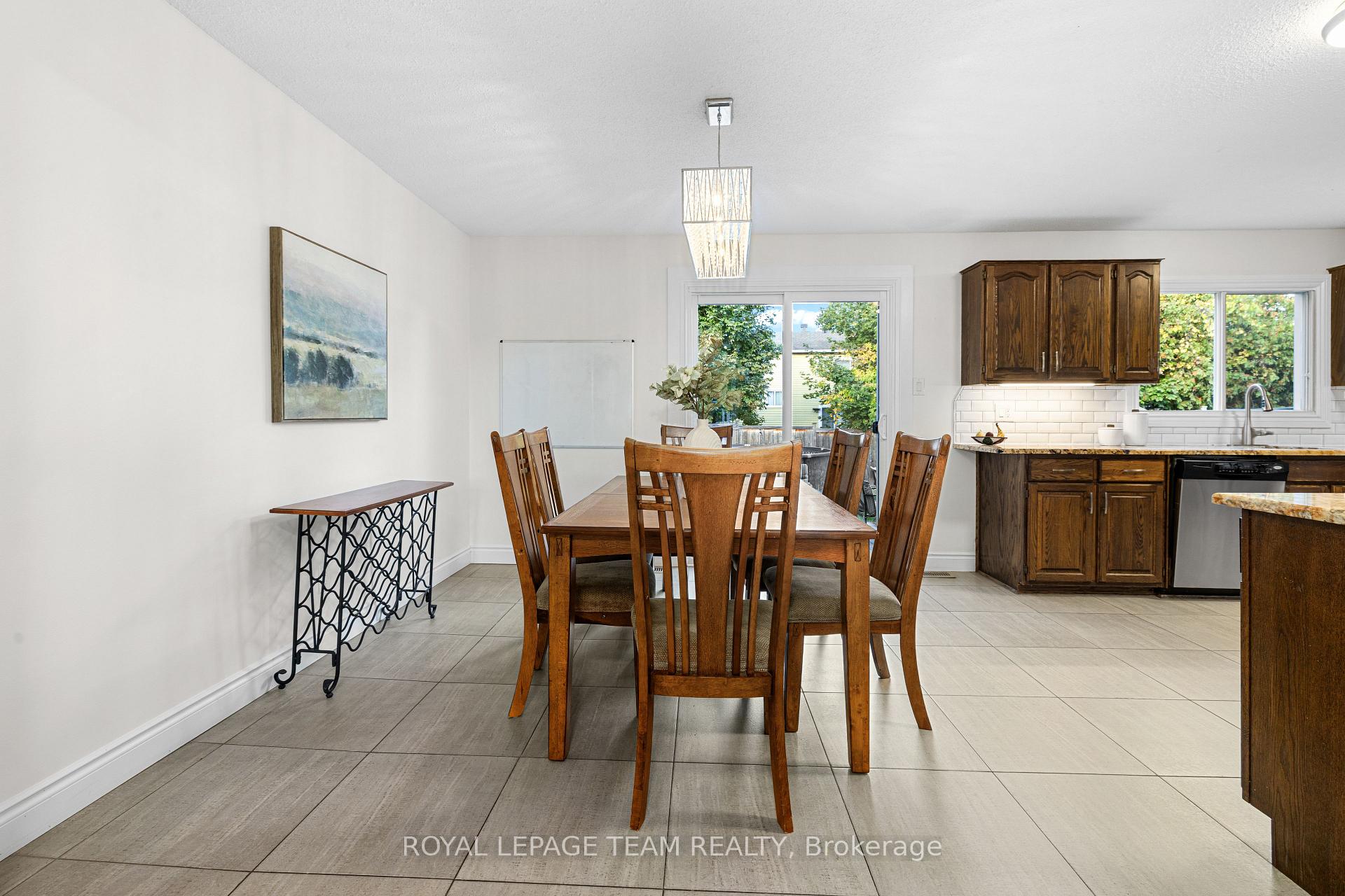 Photo 7 of 4397 Whittaker Crescent, Ottawa, Pineview — HOMEH