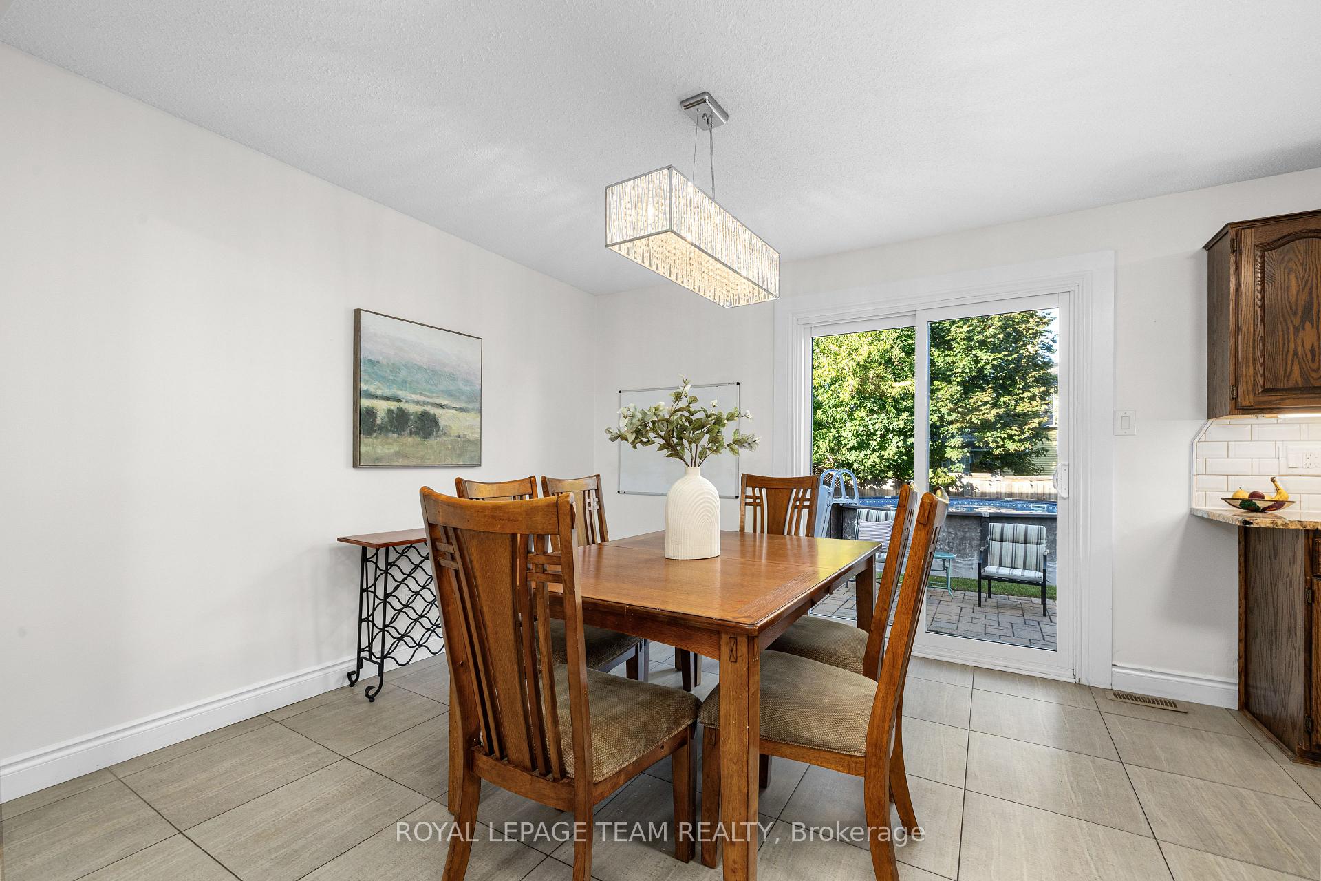Photo 11 of 4397 Whittaker Crescent, Ottawa, Pineview — HOMEH