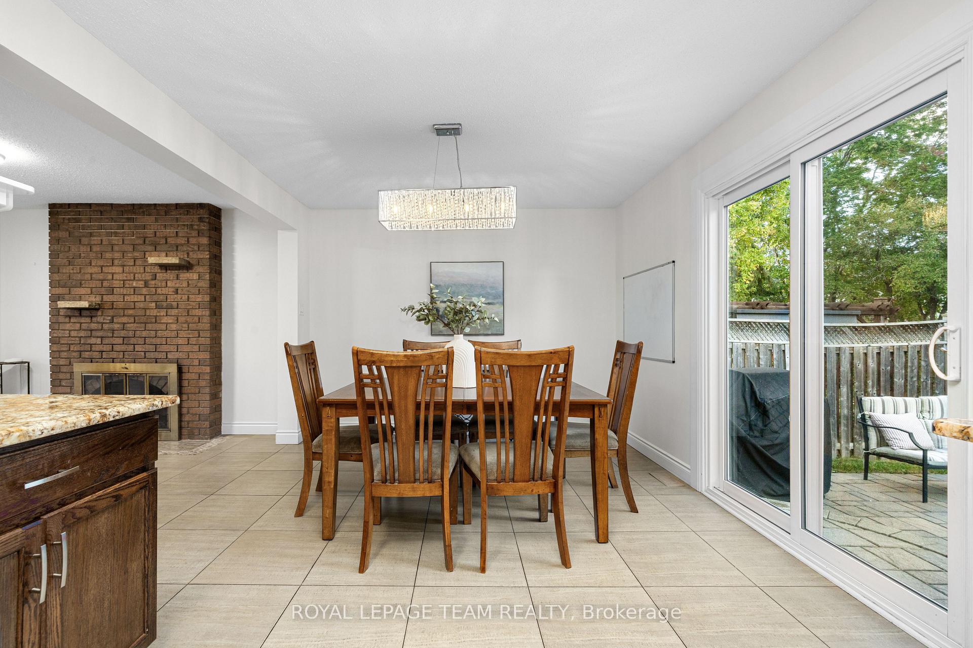 Photo 9 of 4397 Whittaker Crescent, Ottawa, Pineview — HOMEH