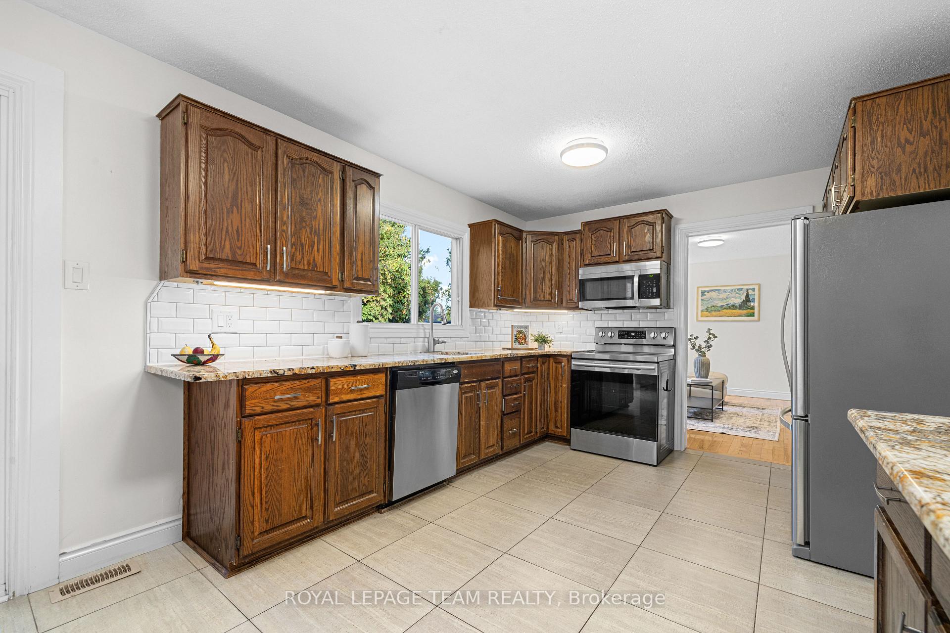 Photo 14 of 4397 Whittaker Crescent, Ottawa, Pineview — HOMEH