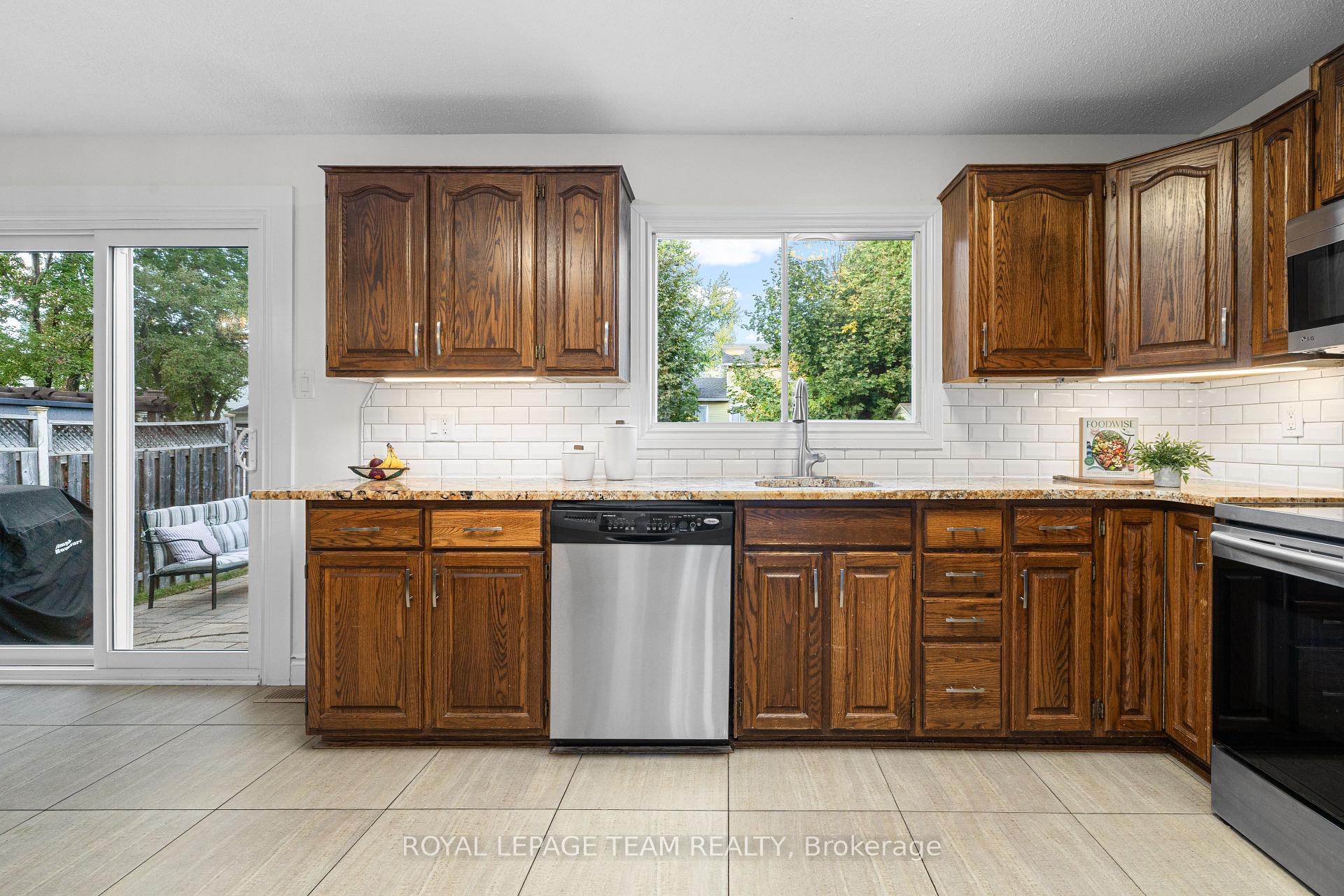 Photo 10 of 4397 Whittaker Crescent, Ottawa, Pineview — HOMEH