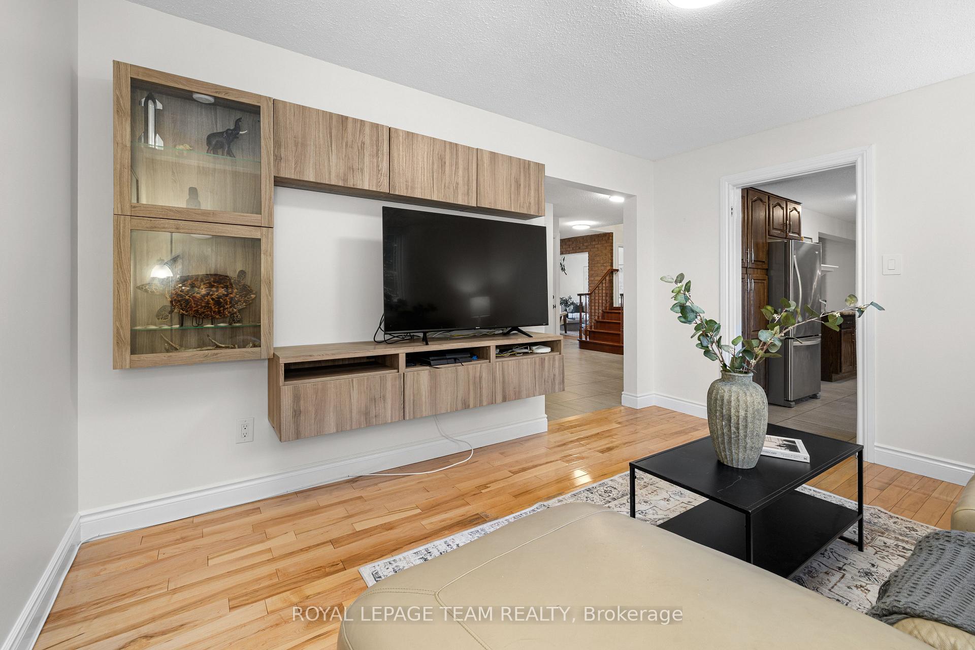 Photo 12 of 4397 Whittaker Crescent, Ottawa, Pineview — HOMEH