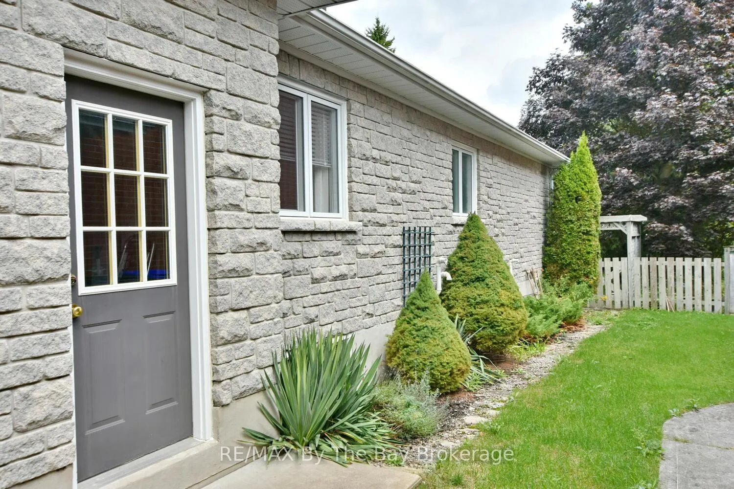 Photo 4 of 475 Minnesota Street, Collingwood — HOMEH