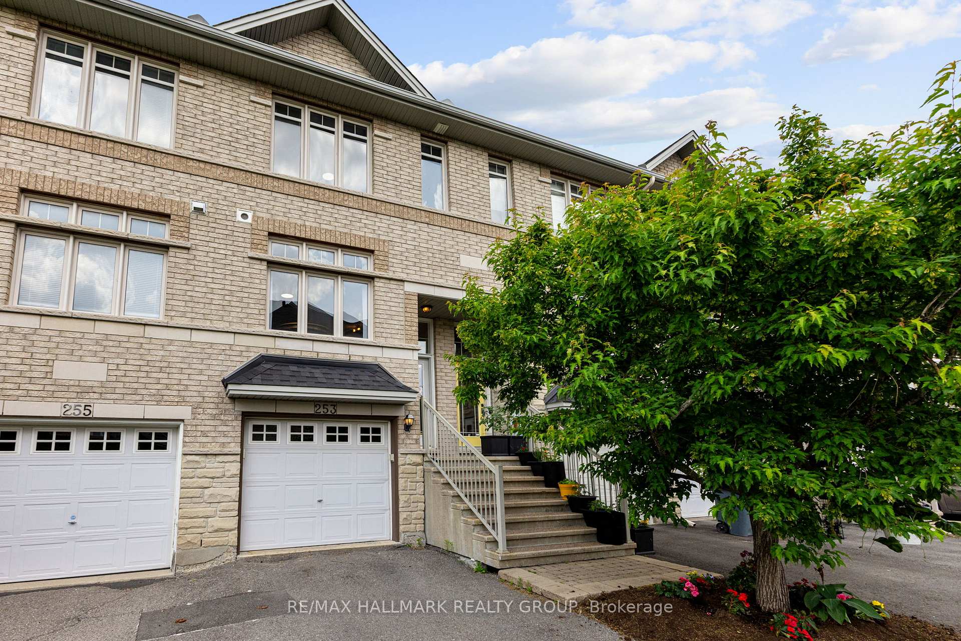 Photo 2 of 253 Stroget Private, Ottawa, Merivale Industrial Park/Citiplace — HOMEH