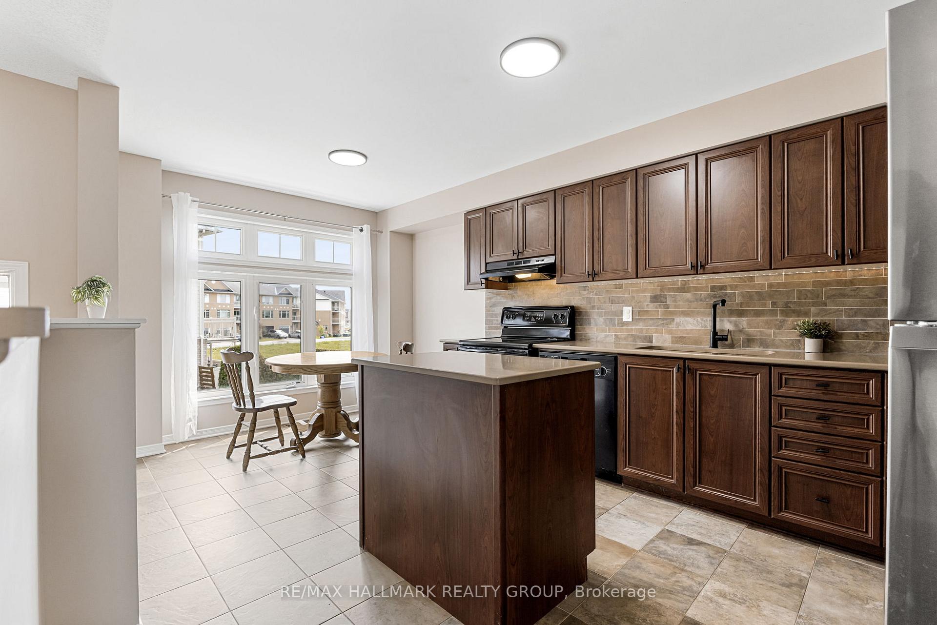 Photo 5 of 253 Stroget Private, Ottawa, Merivale Industrial Park/Citiplace — HOMEH
