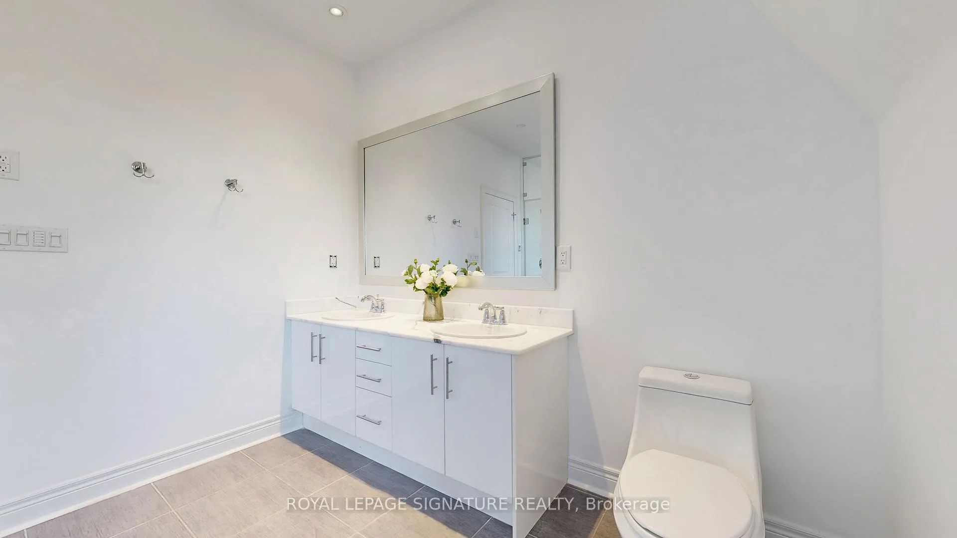 Photo 38 of 8 Agar Lane, Vaughan, West Woodbridge — HOMEH
