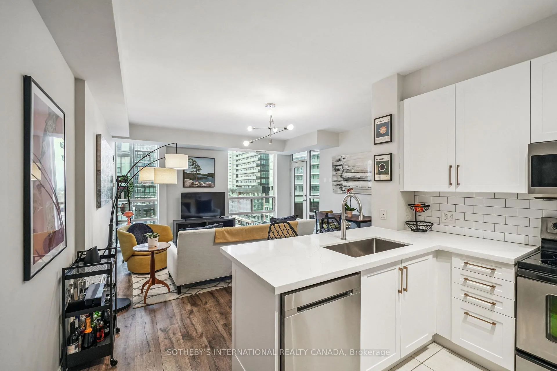 Photo 3 of Unit 708, 88 Broadway Avenue, Toronto, Mount Pleasant West — HOMEH