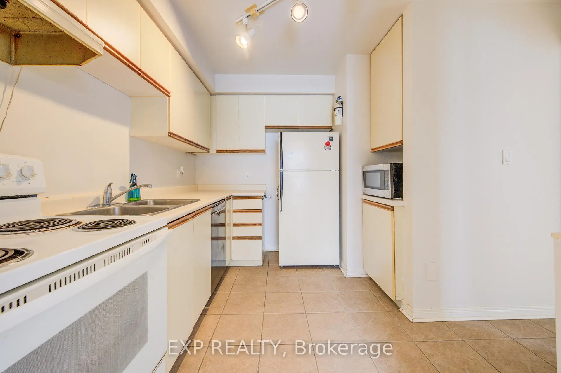 Photo 7 of Unit 112, 302 College Avenue W, Guelph, Dovercliffe Park/Old University — HOMEH
