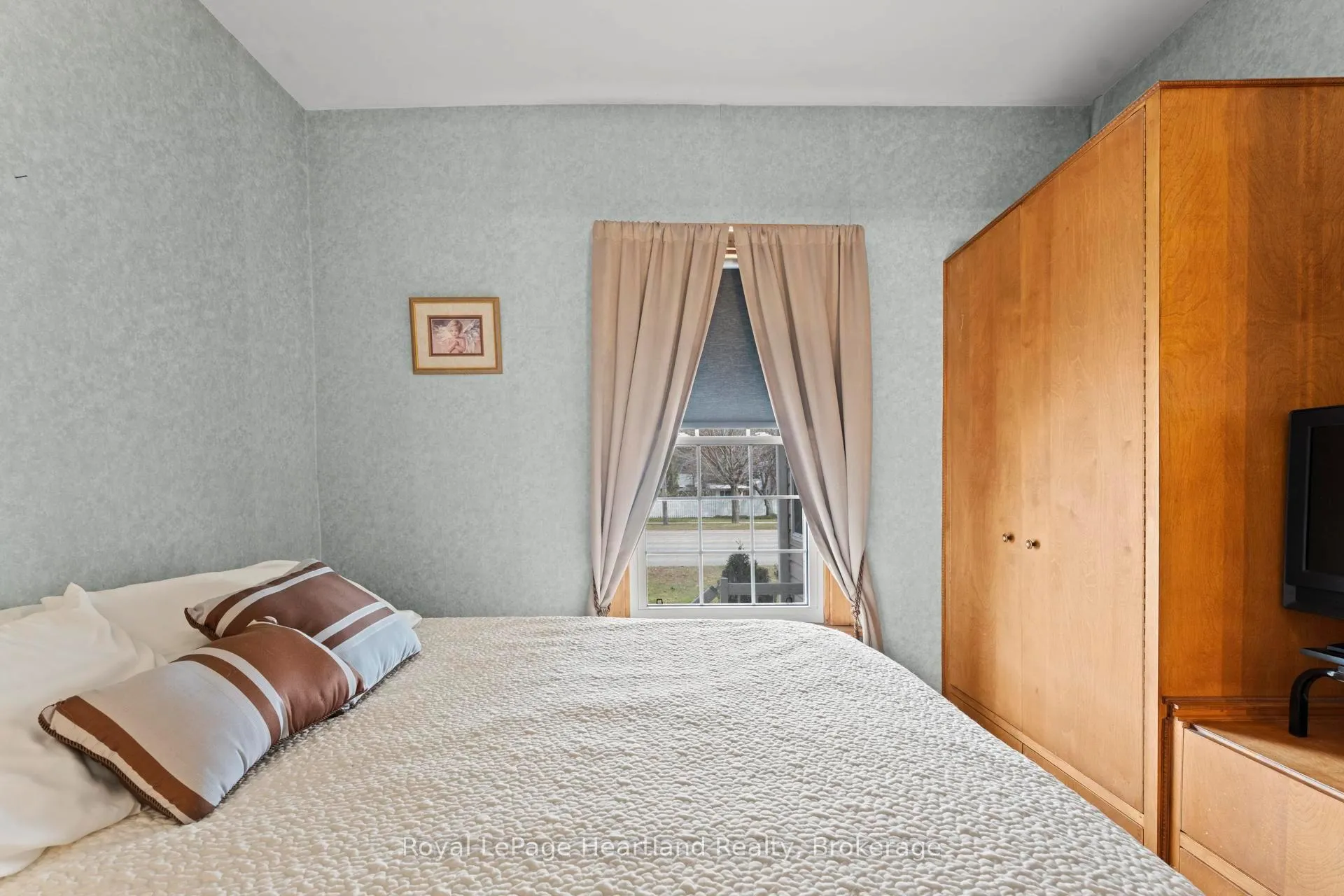 Photo 13 of 107 Victoria Street N, Goderich, Goderich (Town) — HOMEH