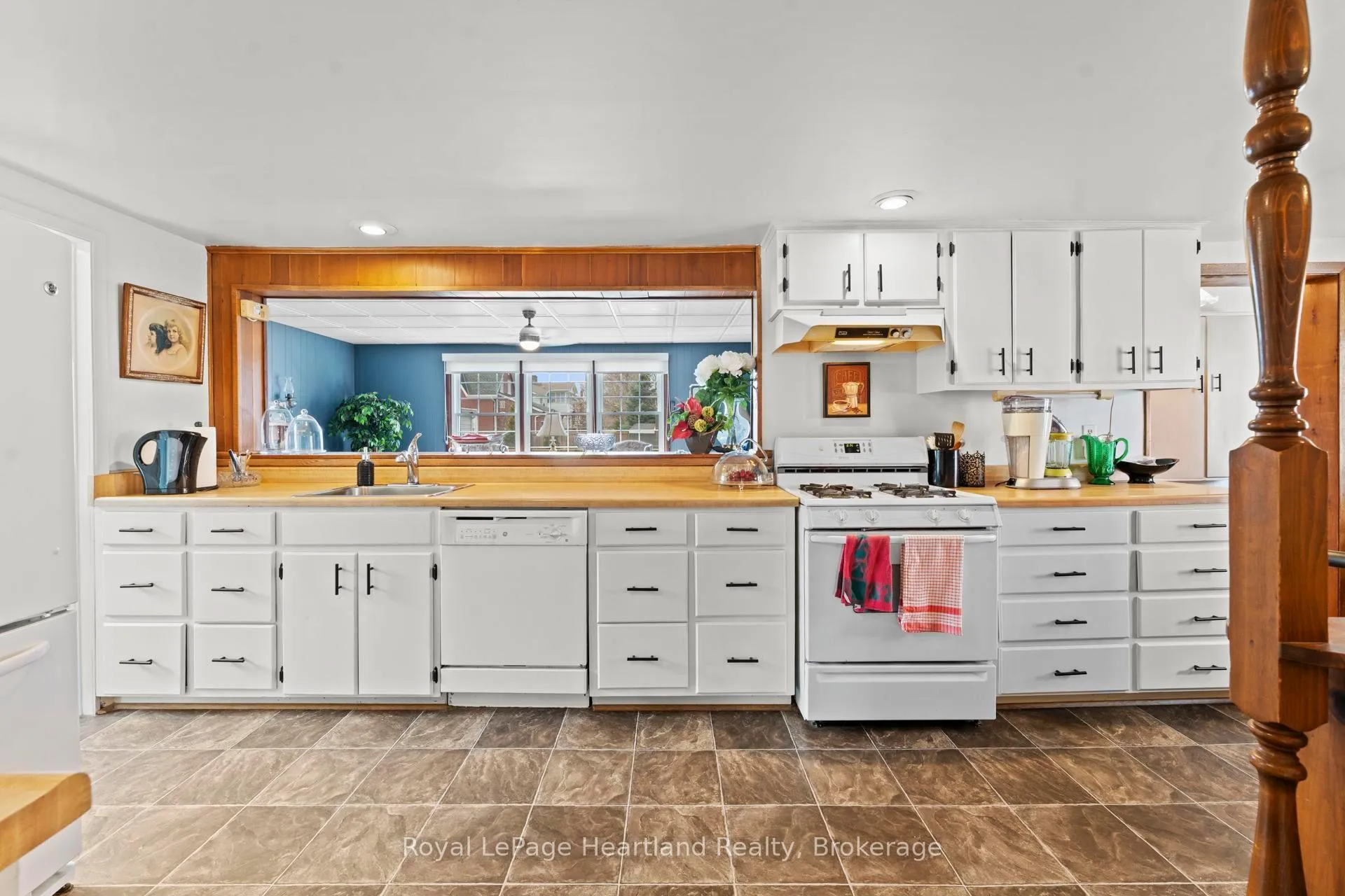 Photo 15 of 107 Victoria Street N, Goderich, Goderich (Town) — HOMEH