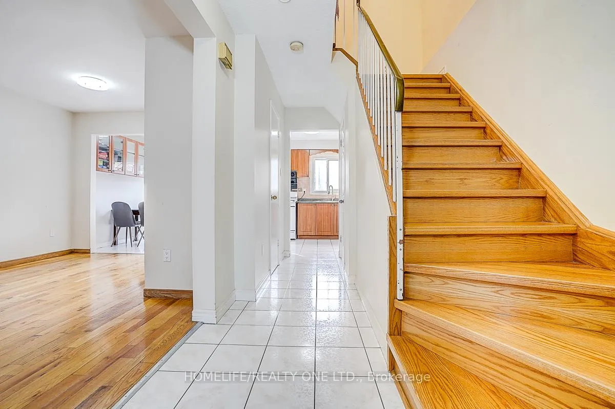 Photo 3 of 35 Fieldview Crescent N, Markham, Milliken Mills West — HOMEH