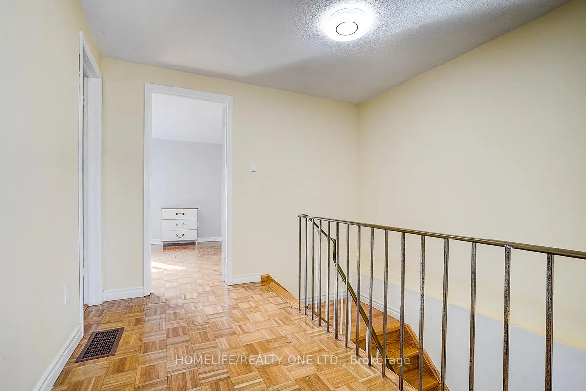Photo 10 of 35 Fieldview Crescent N, Markham, Milliken Mills West — HOMEH