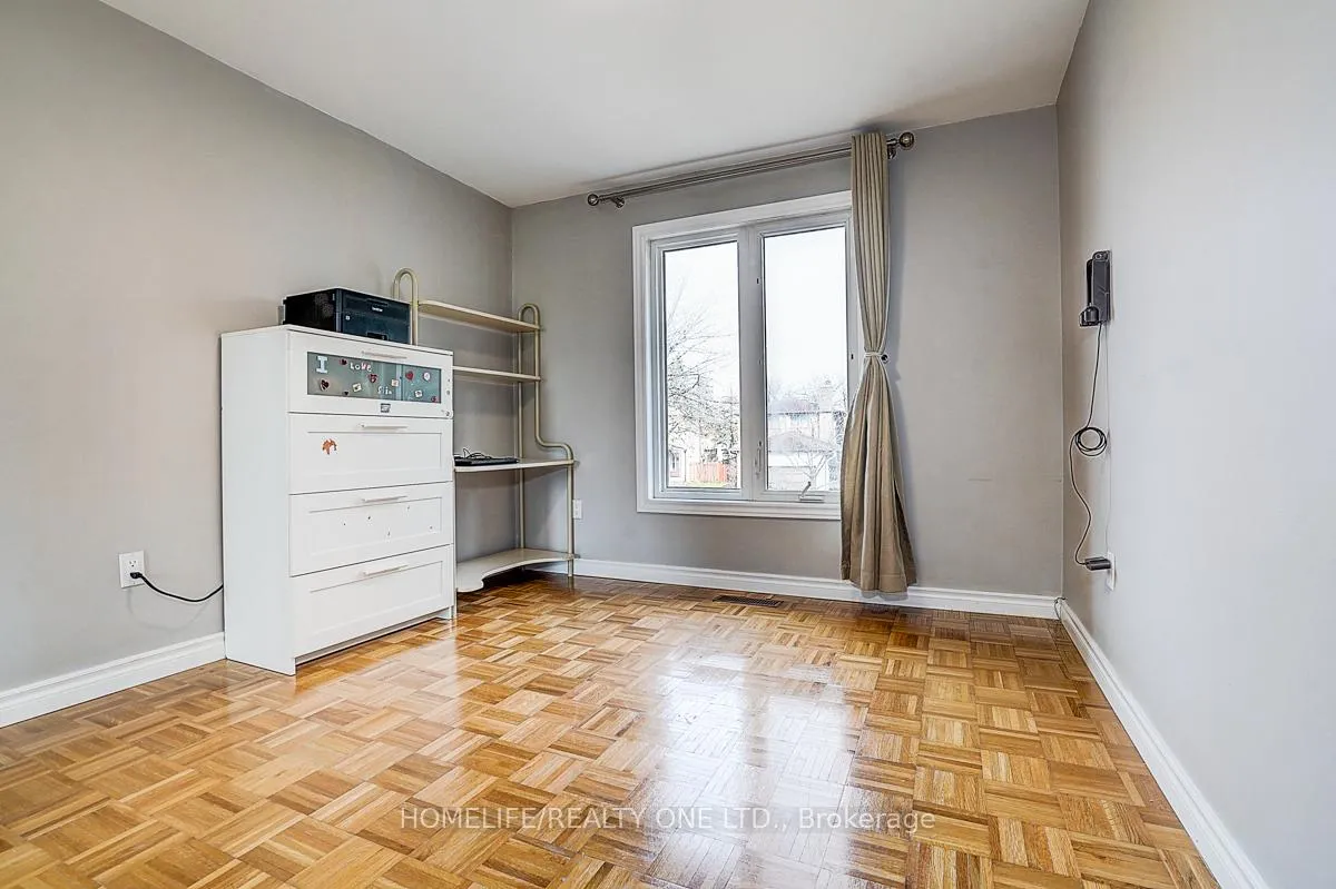 Photo 12 of 35 Fieldview Crescent N, Markham, Milliken Mills West — HOMEH