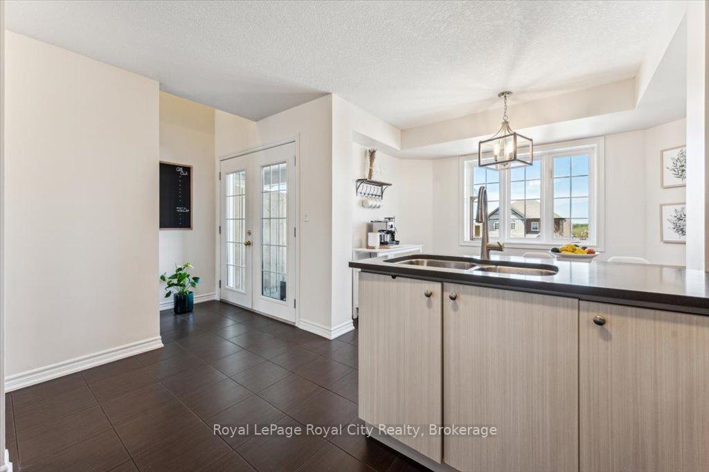 Photo 18 of Unit 19B, 15 Carere Crescent, Guelph, Victoria North — HOMEH
