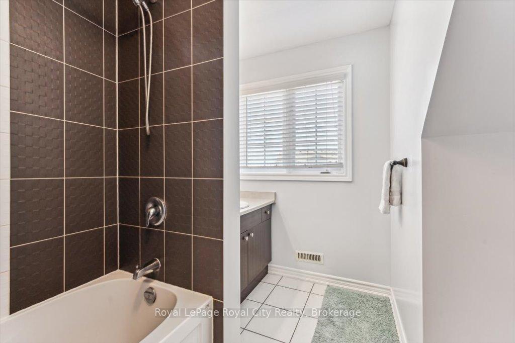 Photo 24 of Unit 19B, 15 Carere Crescent, Guelph, Victoria North — HOMEH