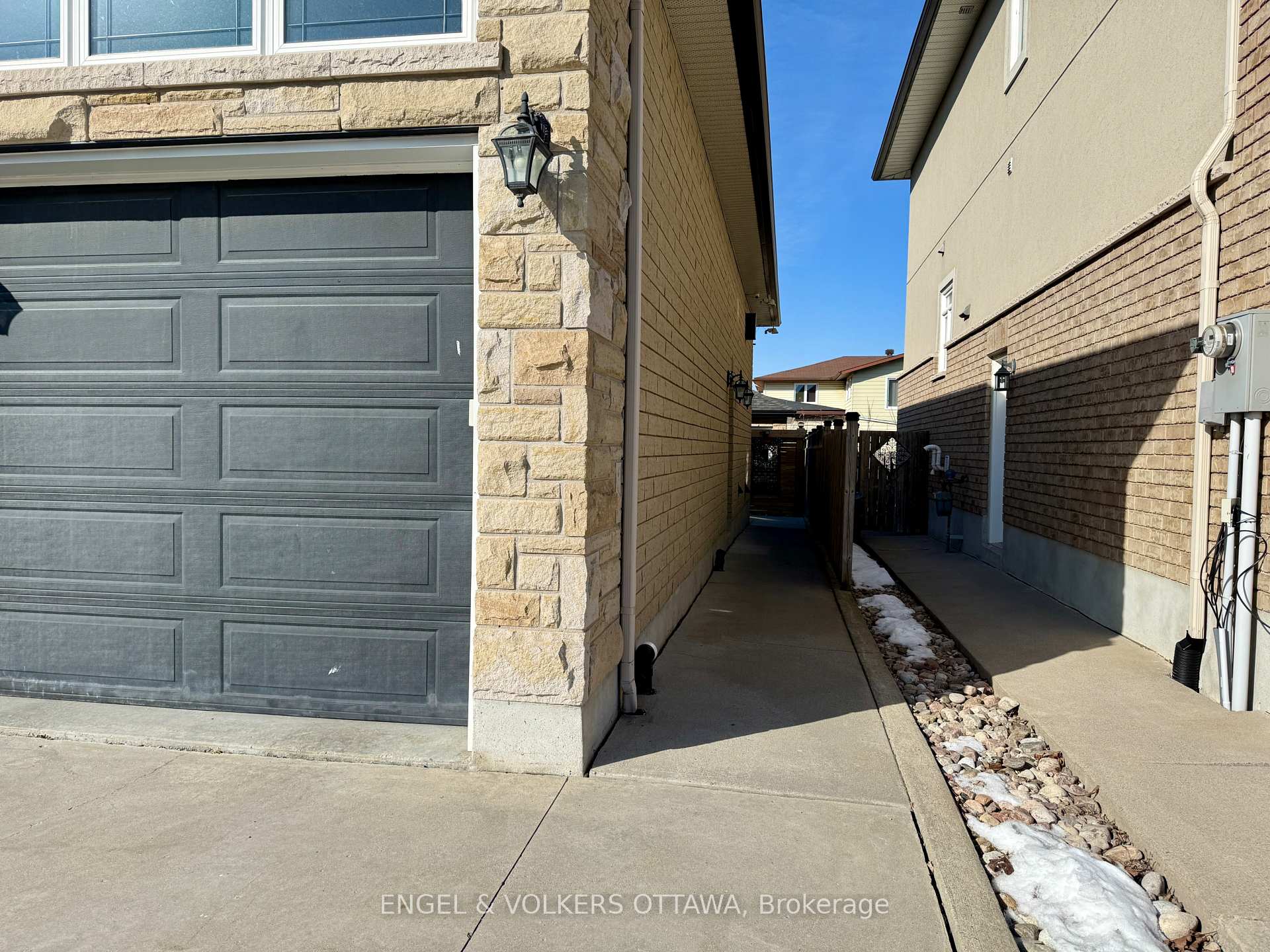 Photo 2 of Unit B, 1376 Louis Lane, Ottawa, Cyrville Rd./Industrial Park — HOMEH
