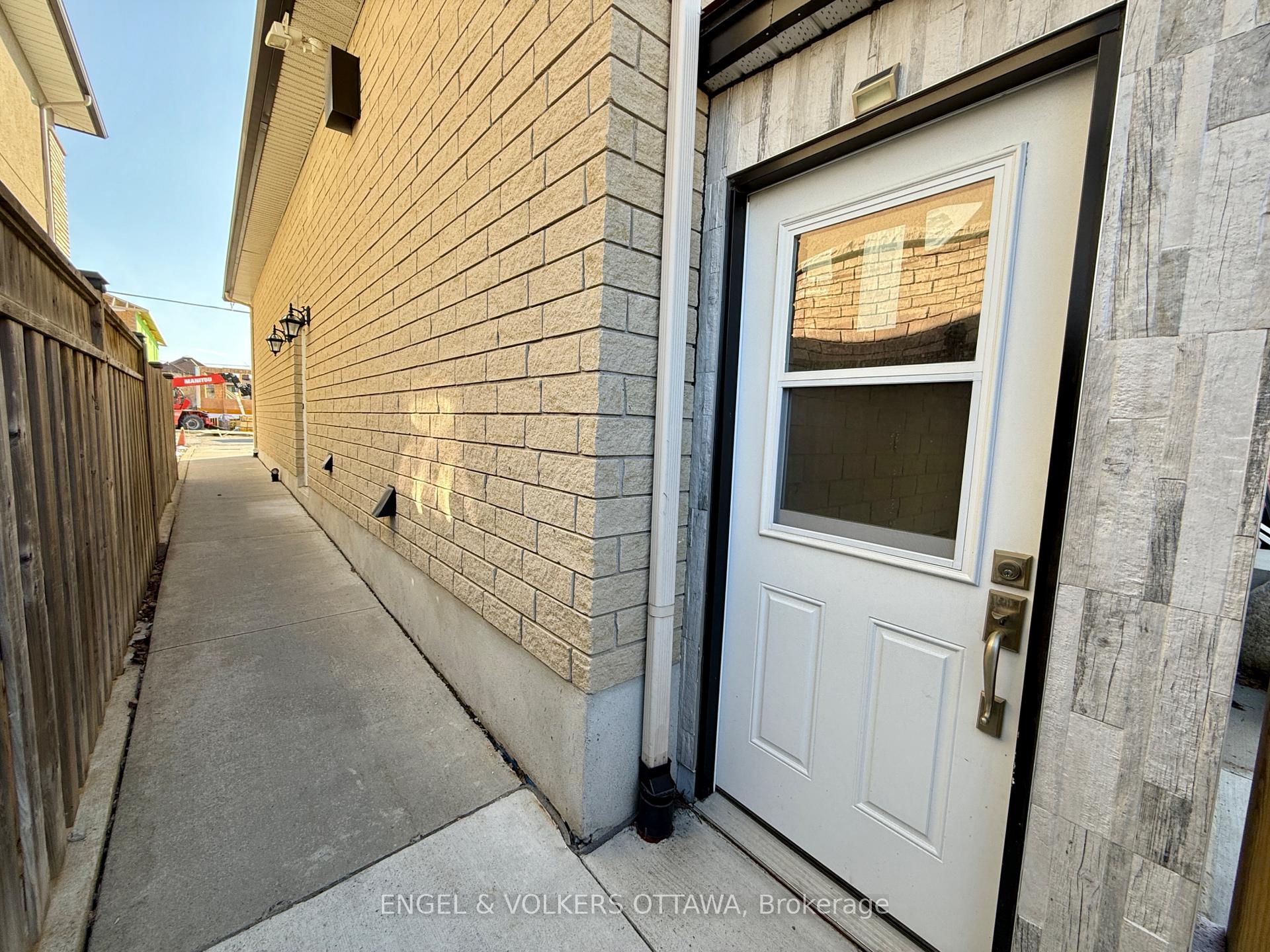 Photo 3 of Unit B, 1376 Louis Lane, Ottawa, Cyrville Rd./Industrial Park — HOMEH