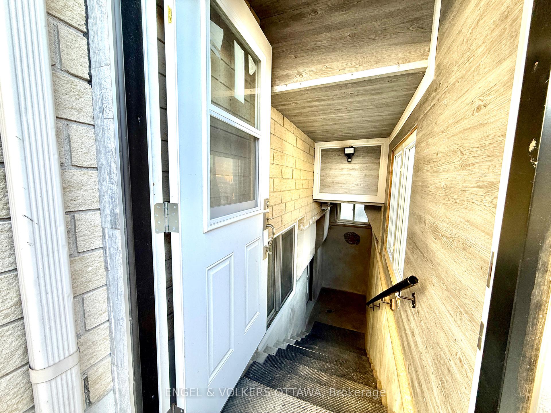 Photo 5 of Unit B, 1376 Louis Lane, Ottawa, Cyrville Rd./Industrial Park — HOMEH