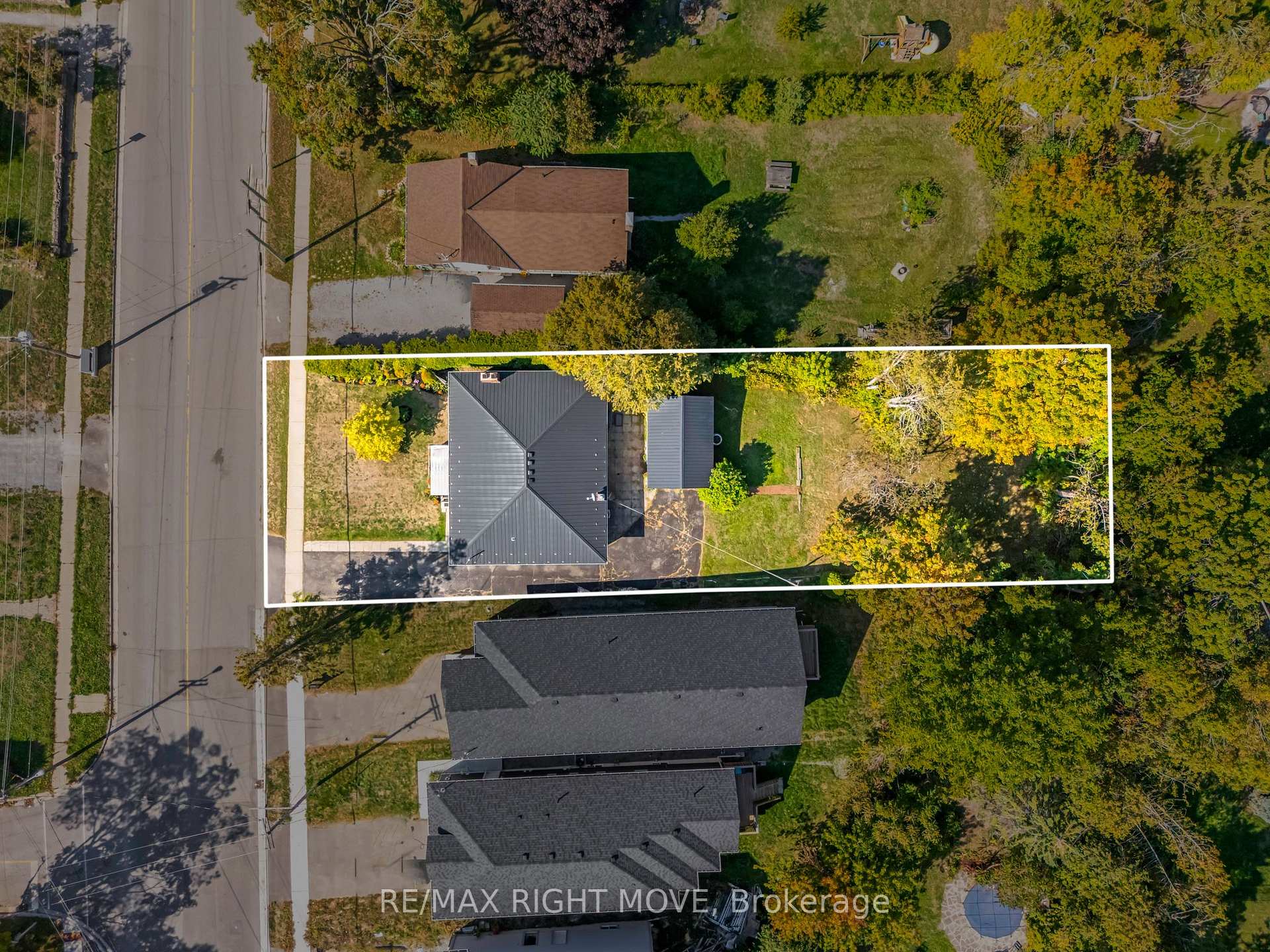 Photo 4 of 504 Simcoe Street, Brock, Beaverton — HOMEH