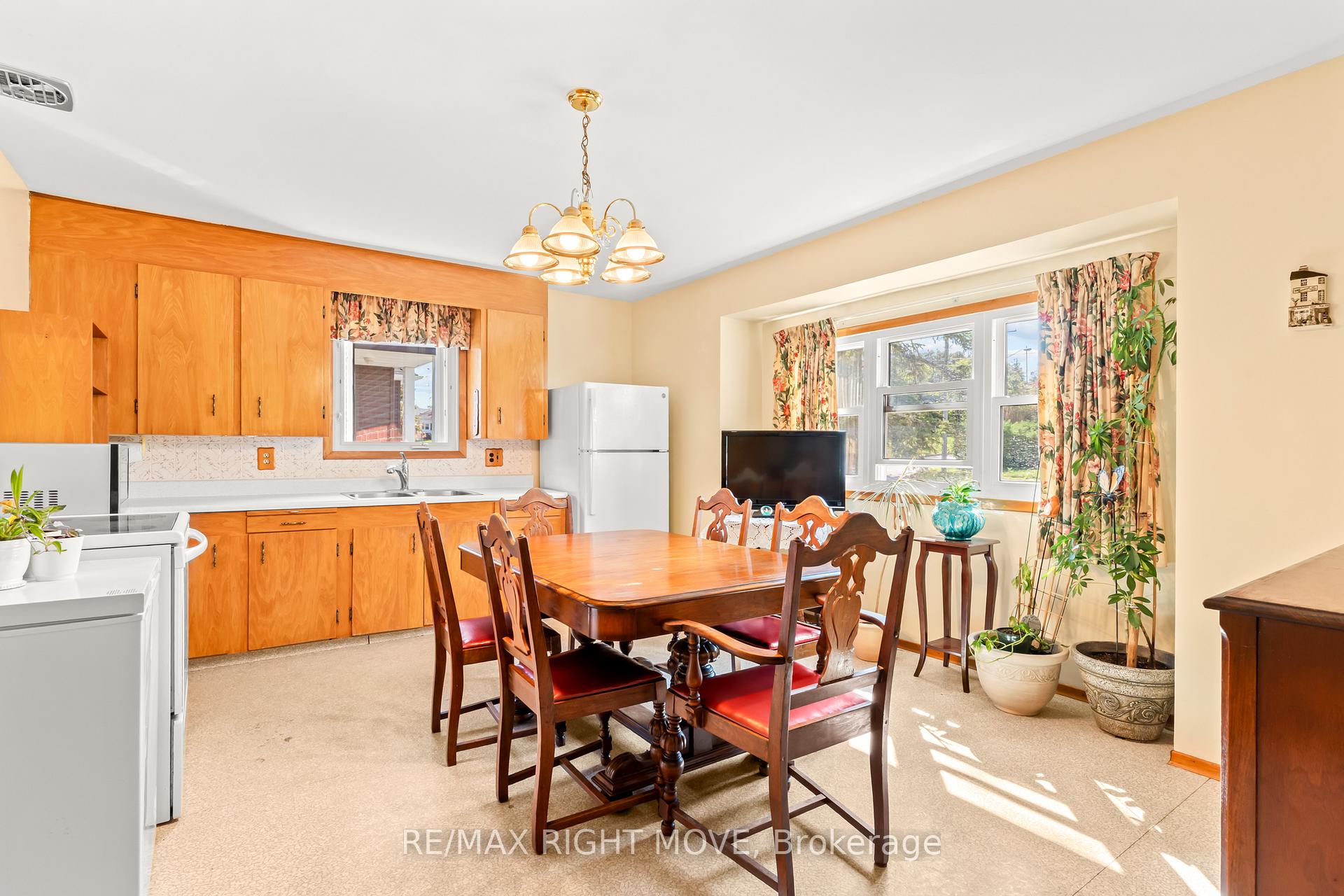 Photo 9 of 504 Simcoe Street, Brock, Beaverton — HOMEH