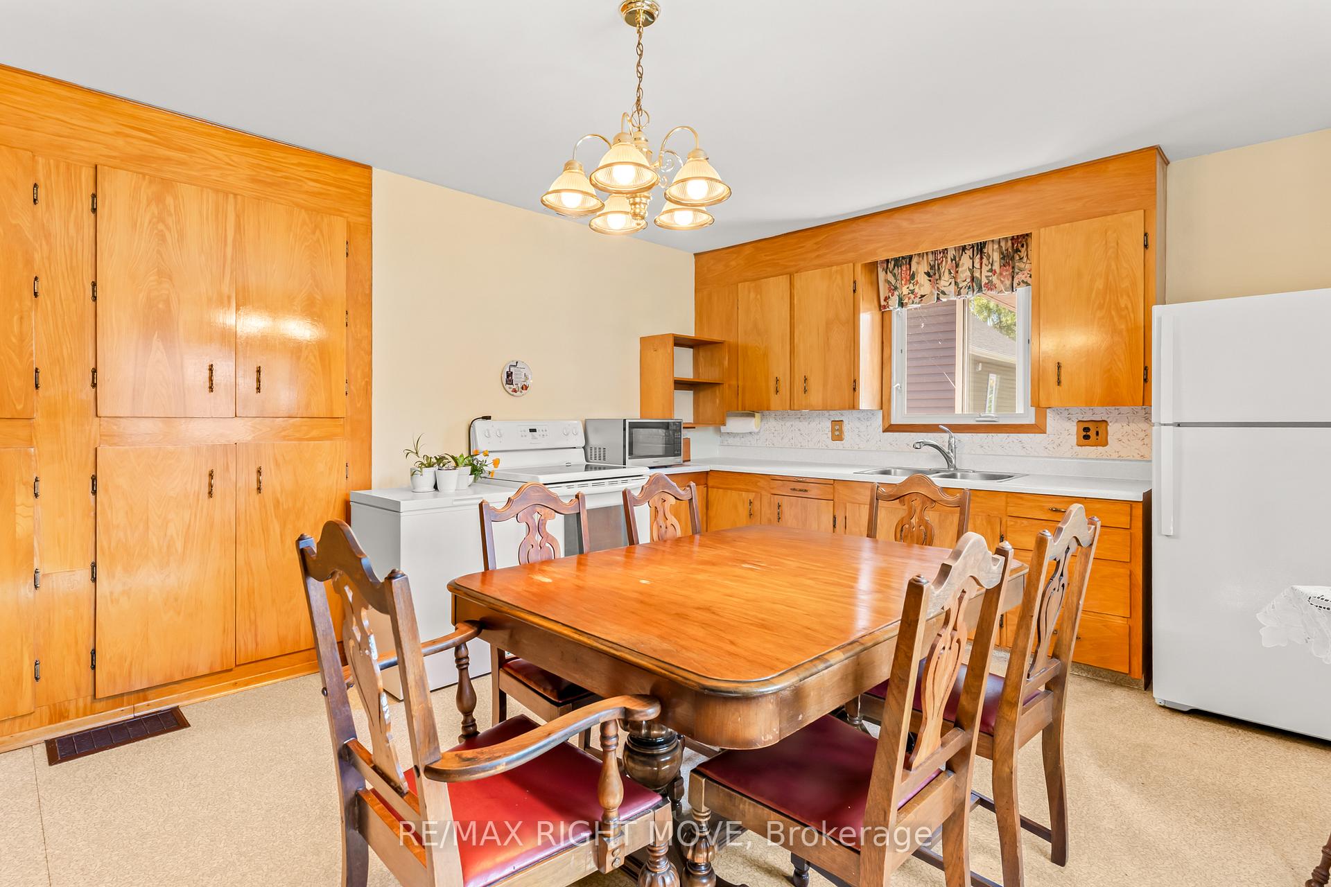 Photo 10 of 504 Simcoe Street, Brock, Beaverton — HOMEH