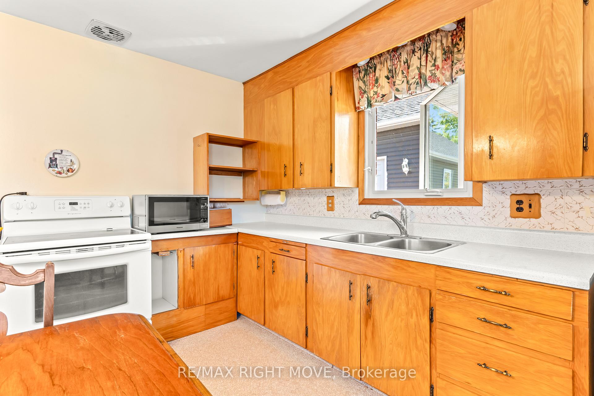 Photo 12 of 504 Simcoe Street, Brock, Beaverton — HOMEH