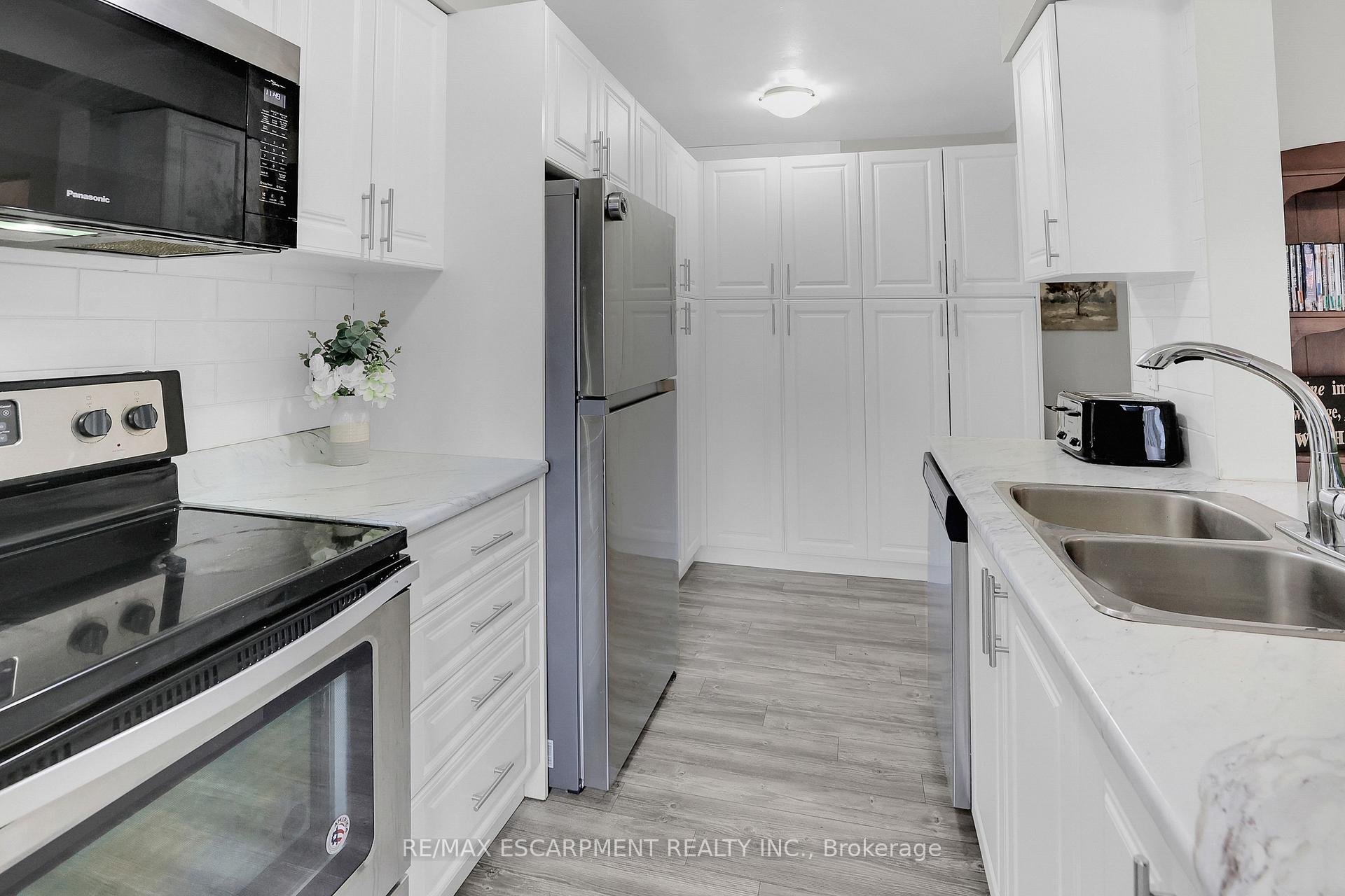 Photo 4 of Unit 40, 262 Kenora Avenue, Hamilton, Kentley — HOMEH