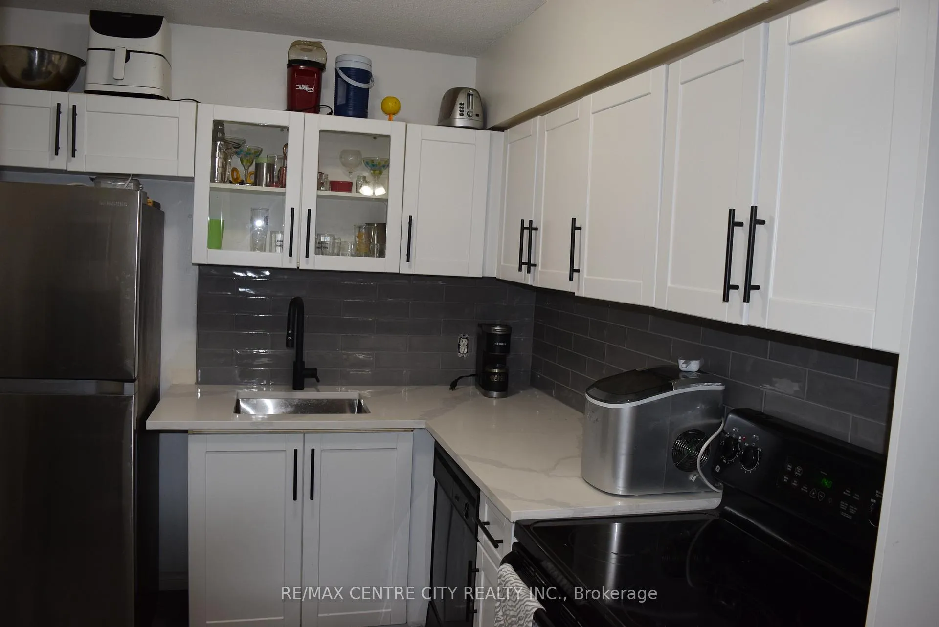Photo 18 of Unit 207, 5 Jacksway Crescent, London, North G — HOMEH