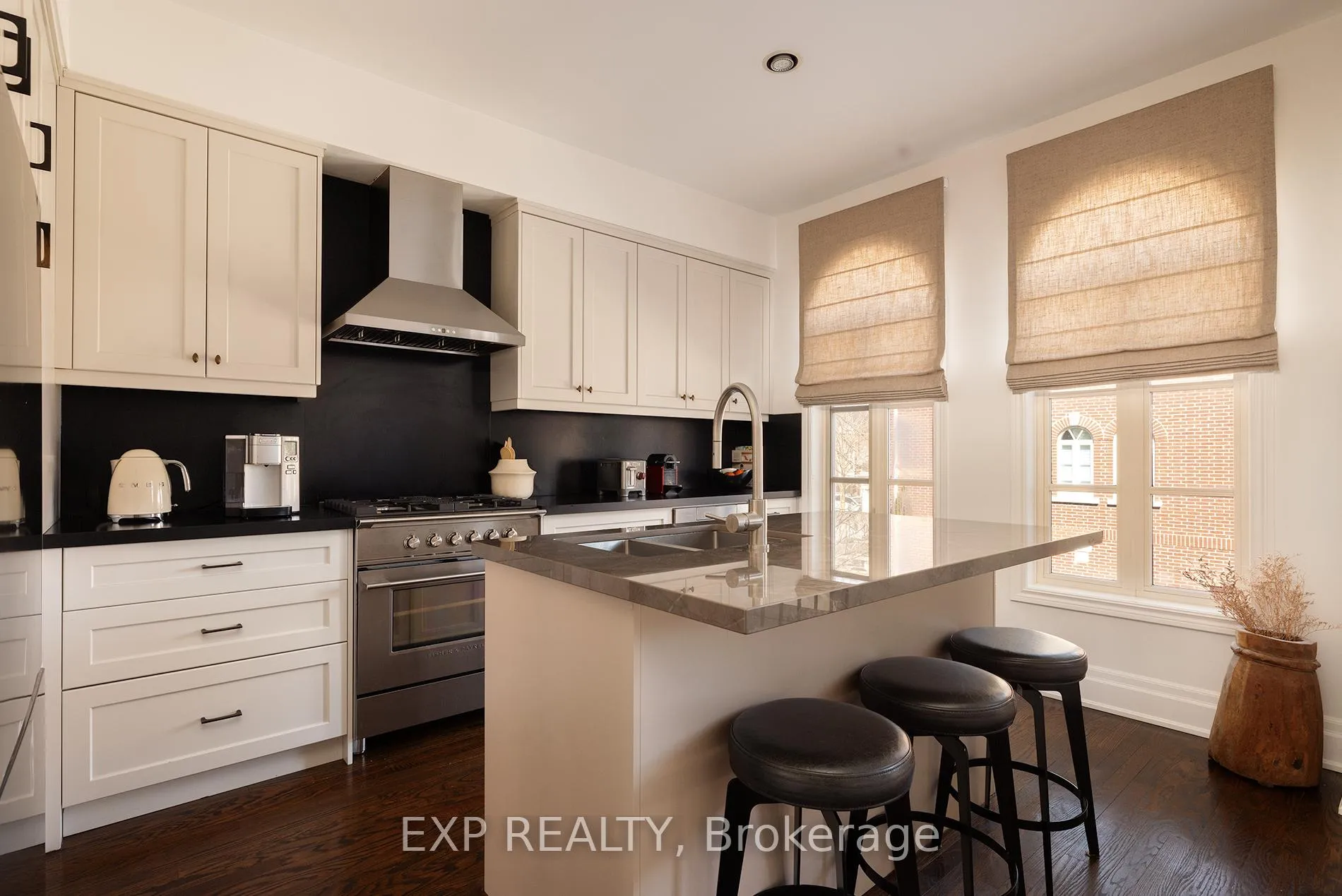 Photo 4 of 31 Brownstone Lane, Etobicoke, Kingsway South — HOMEH