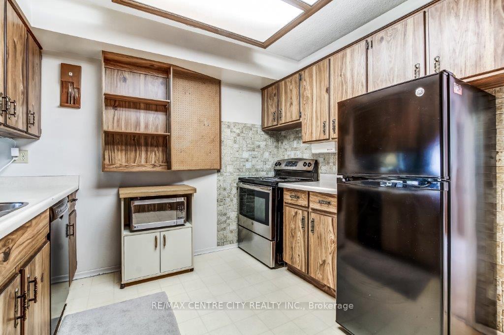 Photo 4 of 769 Berkshire Drive, London, South N — HOMEH