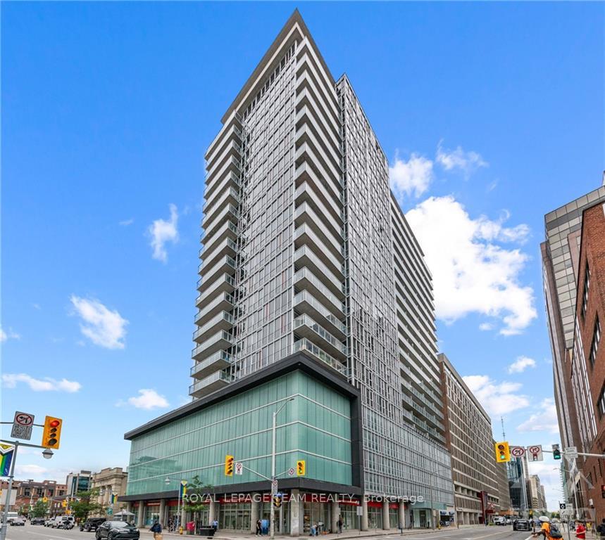 Front of Unit 1908, 324 Laurier Avenue W