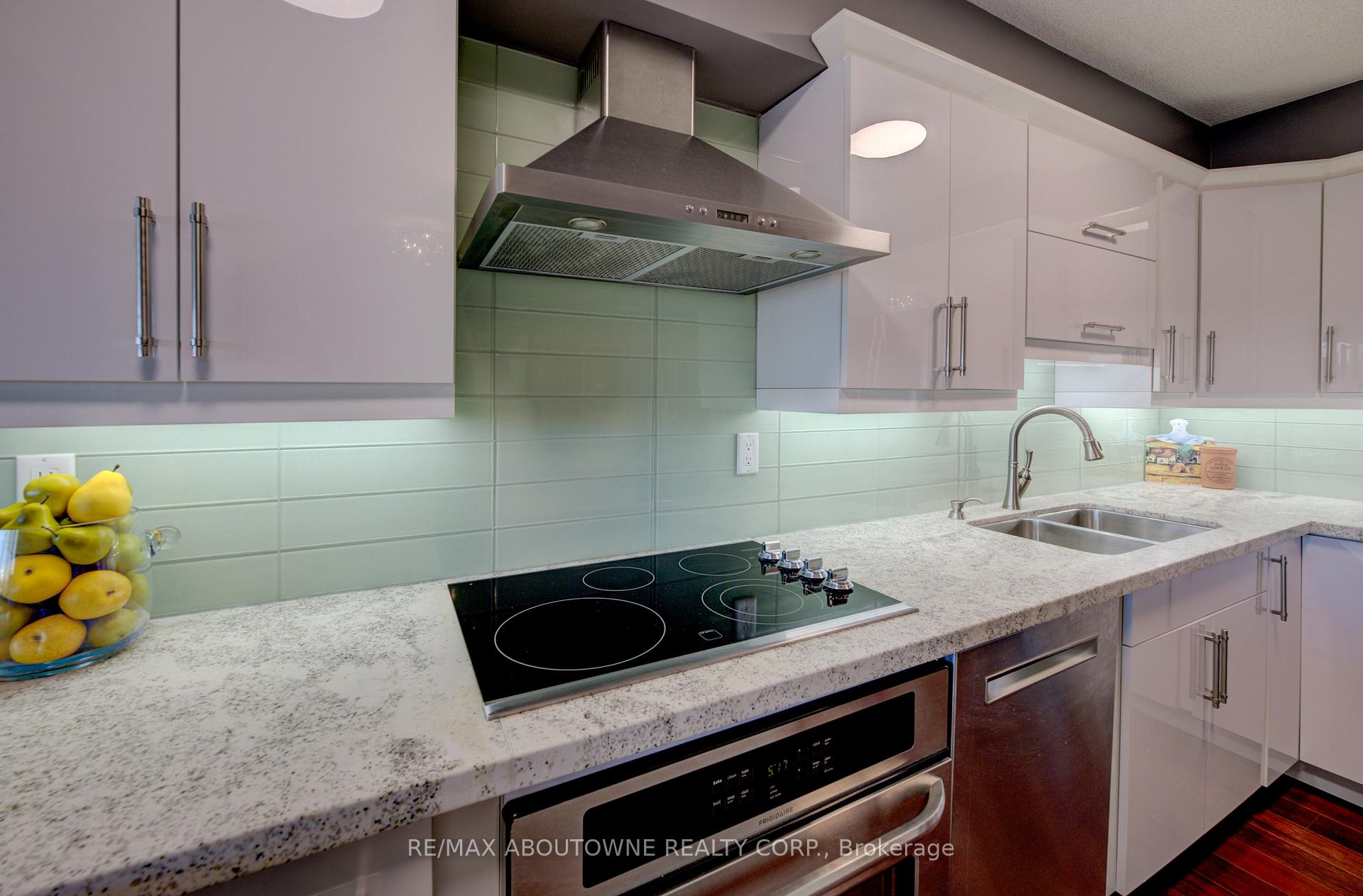 Photo 10 of Unit 1006, 260 Scarlett Road, Toronto, Rockcliffe-Smythe — HOMEH