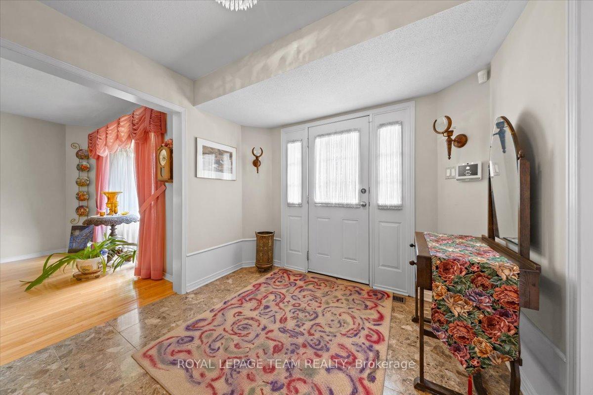 Photo 6 of 17 Stonehedge Parkway, Ottawa, Bayshore — HOMEH