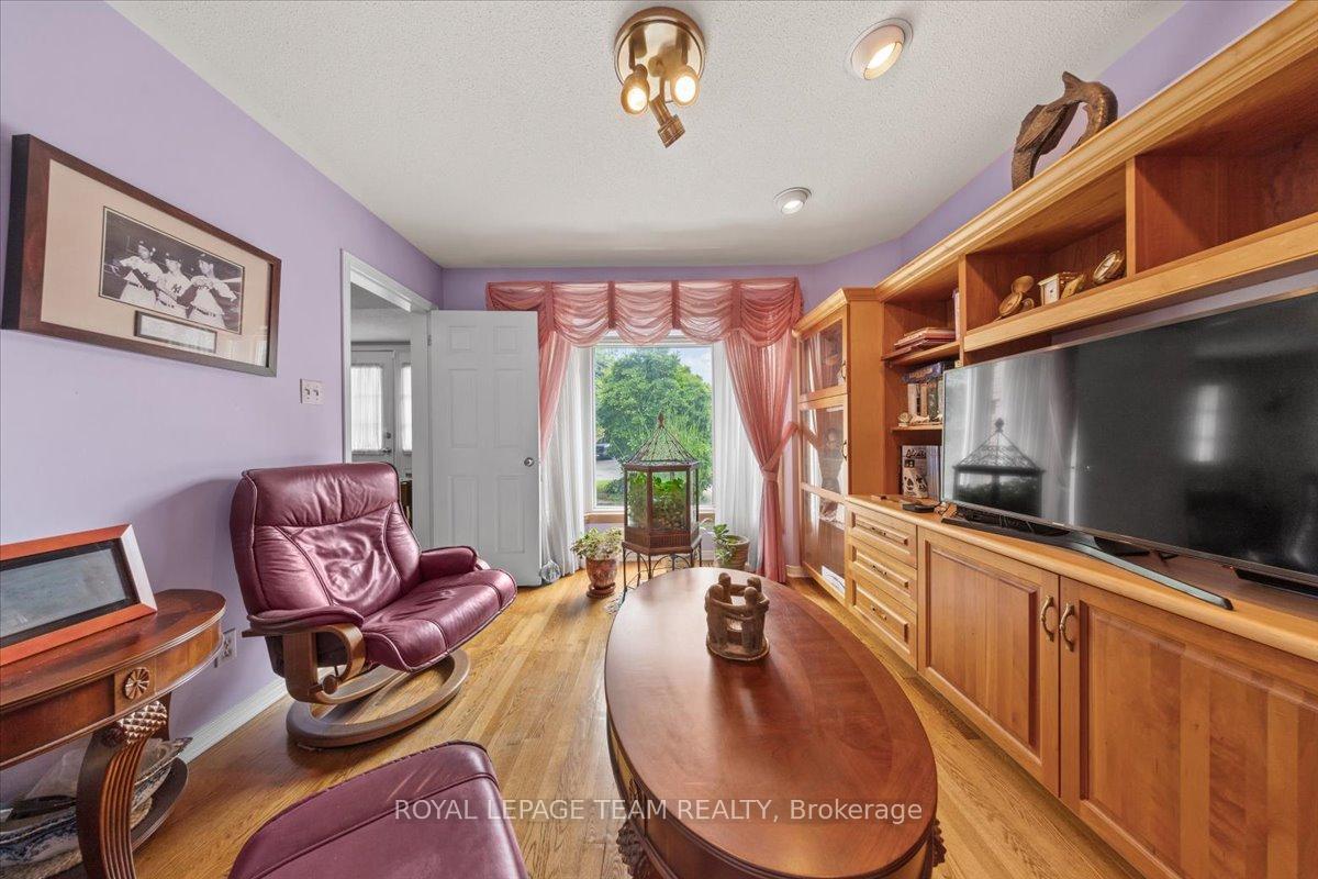 Photo 8 of 17 Stonehedge Parkway, Ottawa, Bayshore — HOMEH