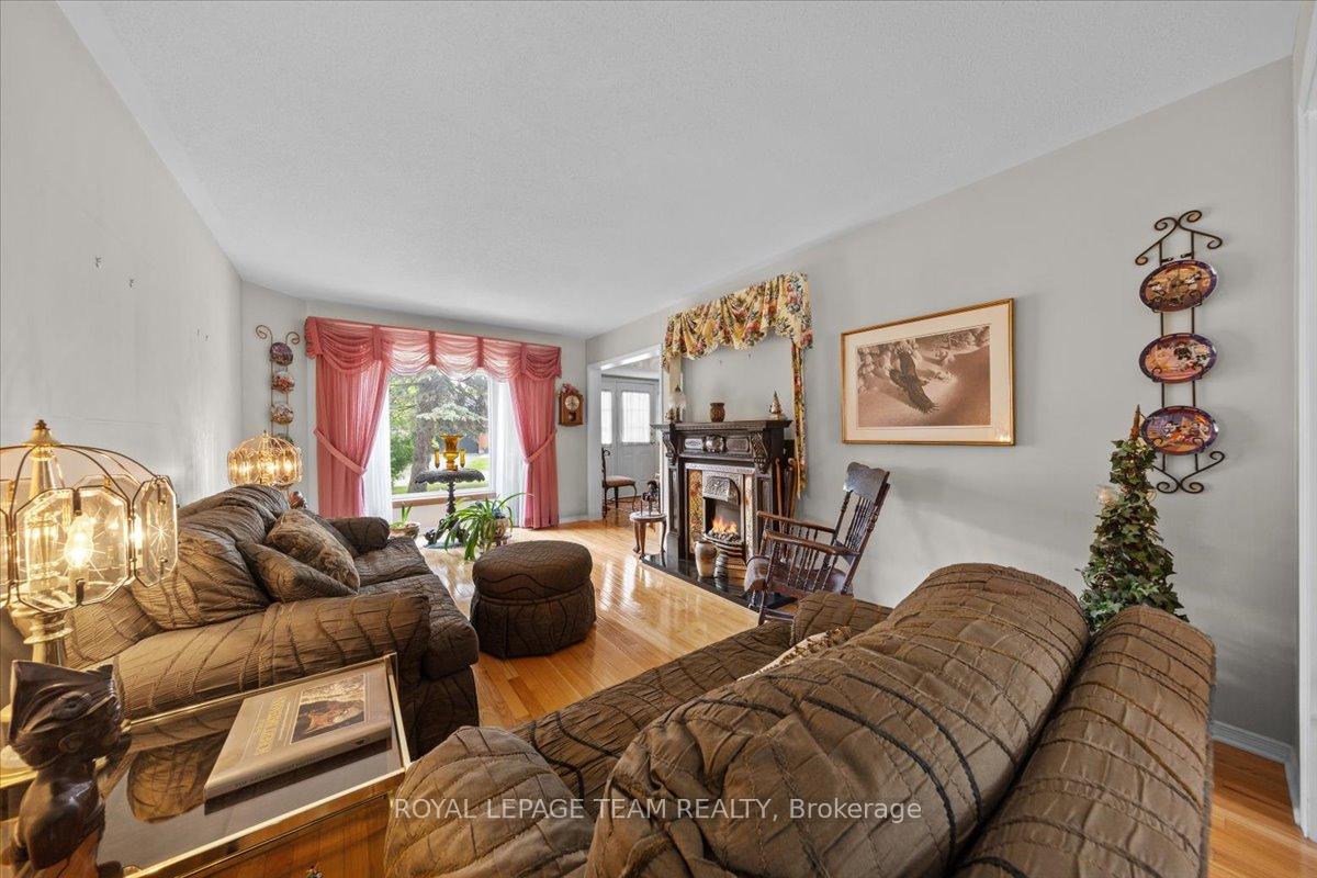 Photo 9 of 17 Stonehedge Parkway, Ottawa, Bayshore — HOMEH