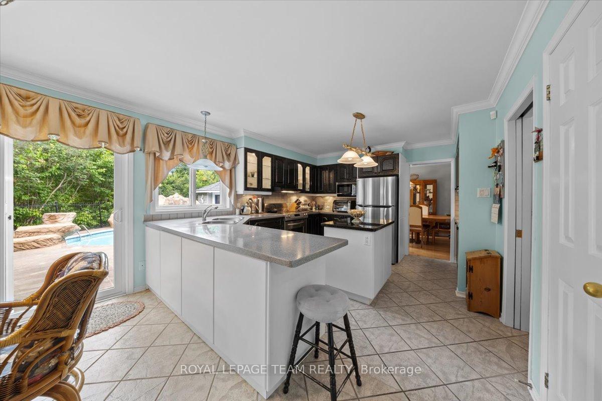 Photo 12 of 17 Stonehedge Parkway, Ottawa, Bayshore — HOMEH