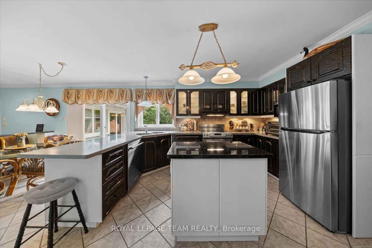 Photo 13 of 17 Stonehedge Parkway, Ottawa, Bayshore — HOMEH