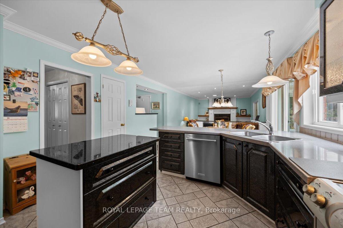 Photo 18 of 17 Stonehedge Parkway, Ottawa, Bayshore — HOMEH