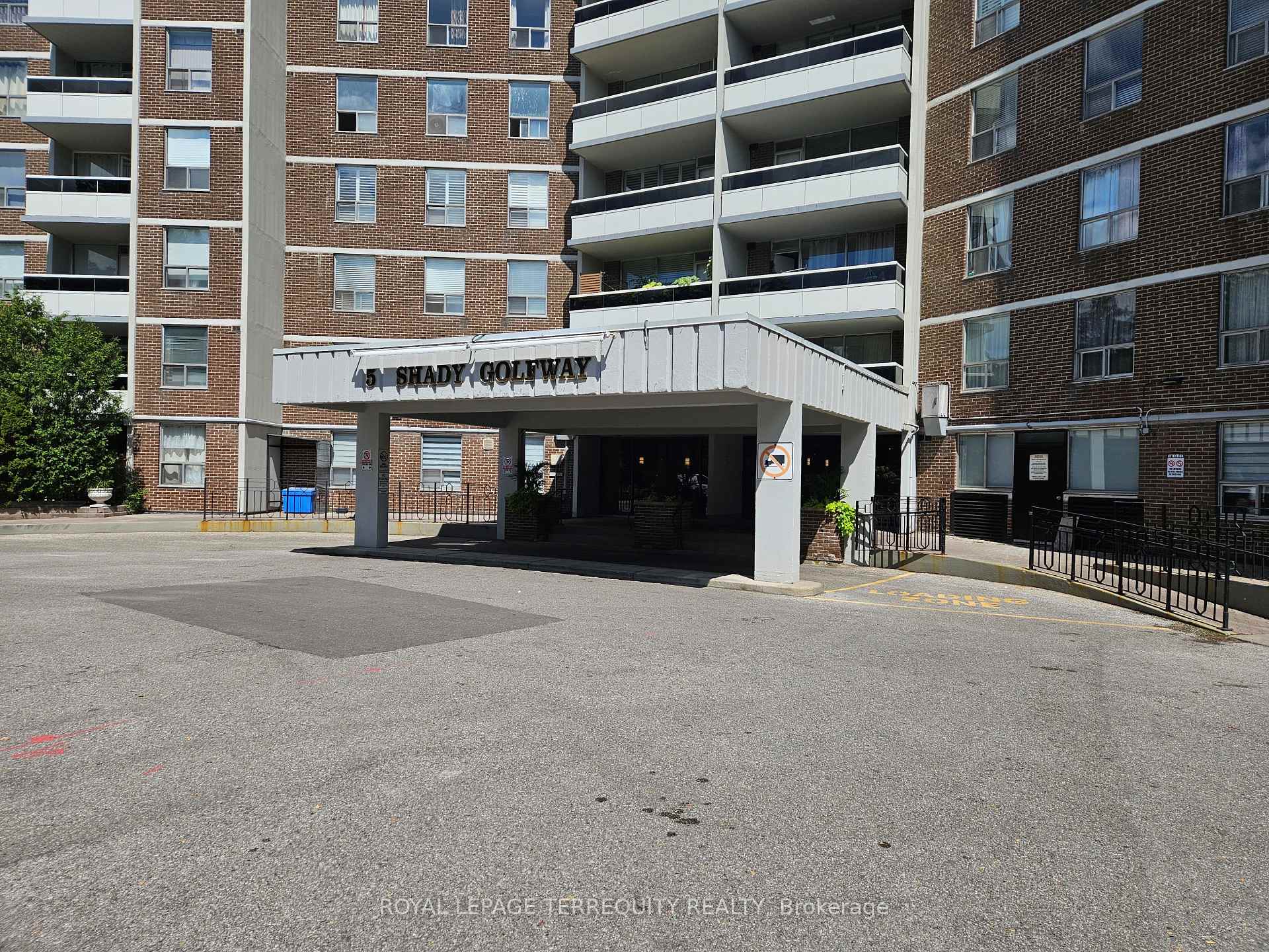 Front of Unit 1402, 5 Shady Golfway
