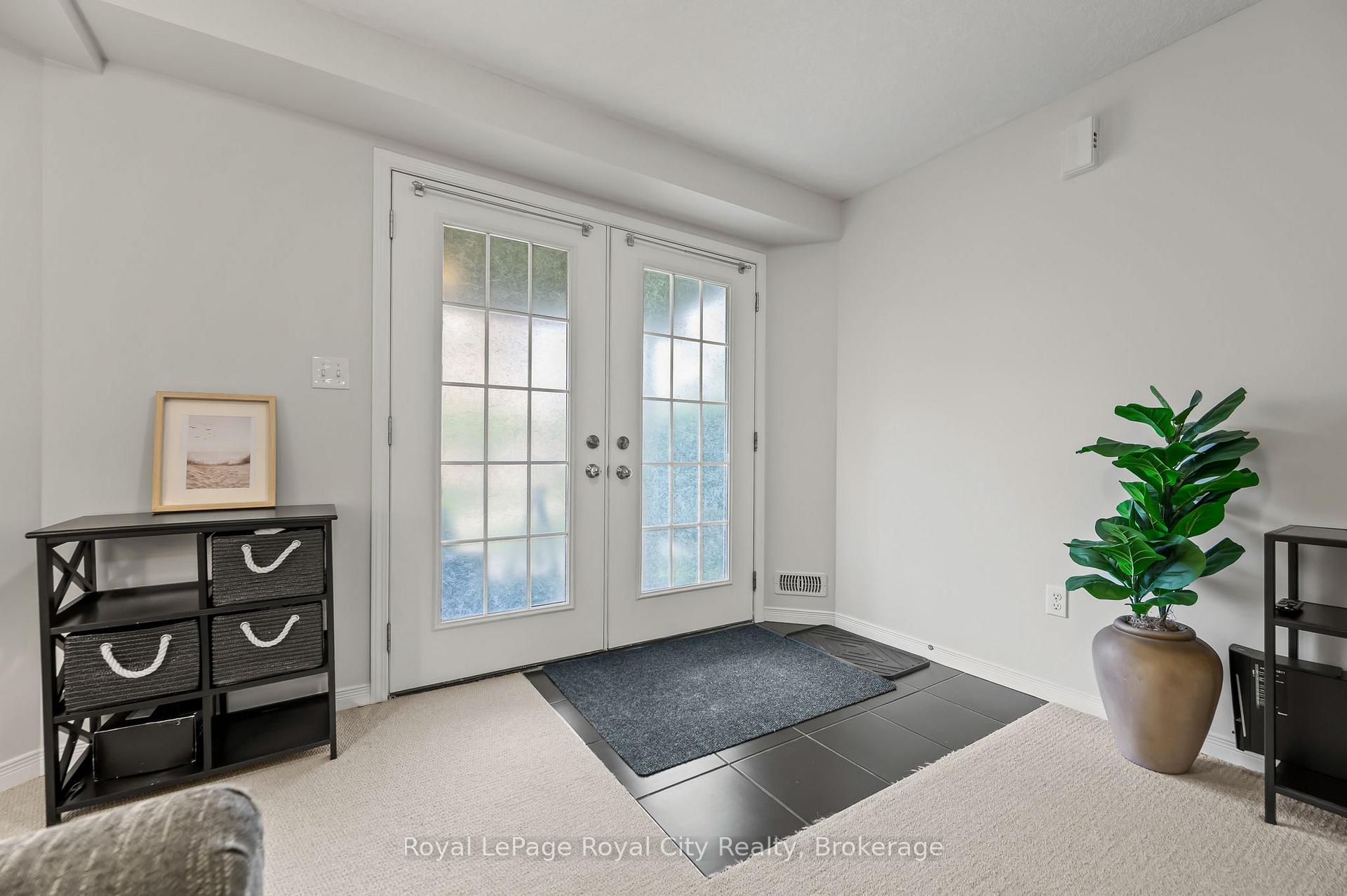 Photo 5 of Unit 14, 35 Mountford Drive, Guelph, Grange Road — HOMEH