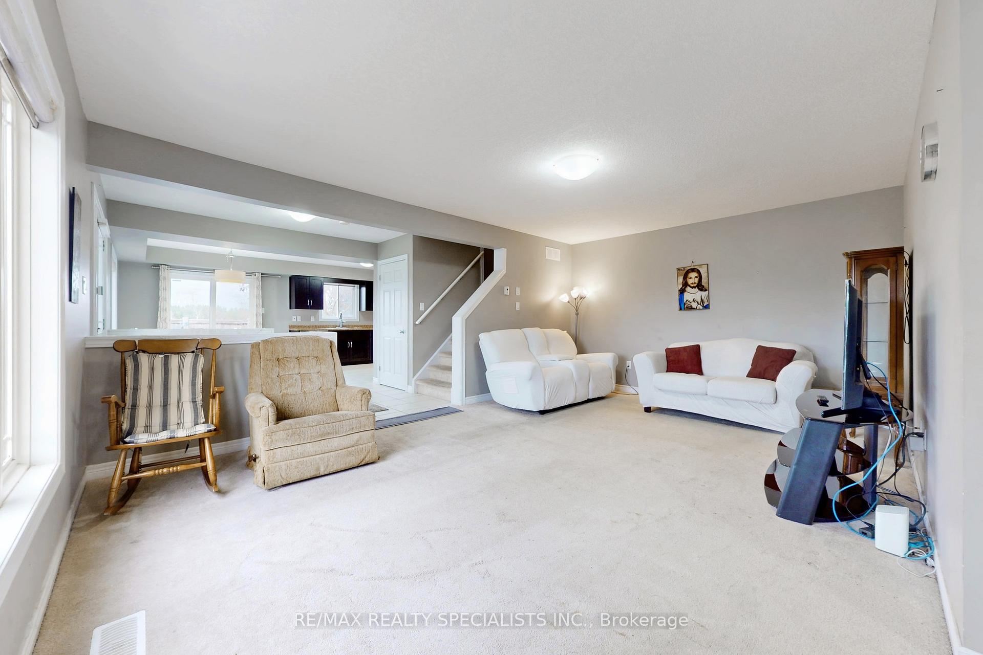 Photo 2 of Unit 21, 355 Macalister Boulevard, Guelph, Kortright East — HOMEH