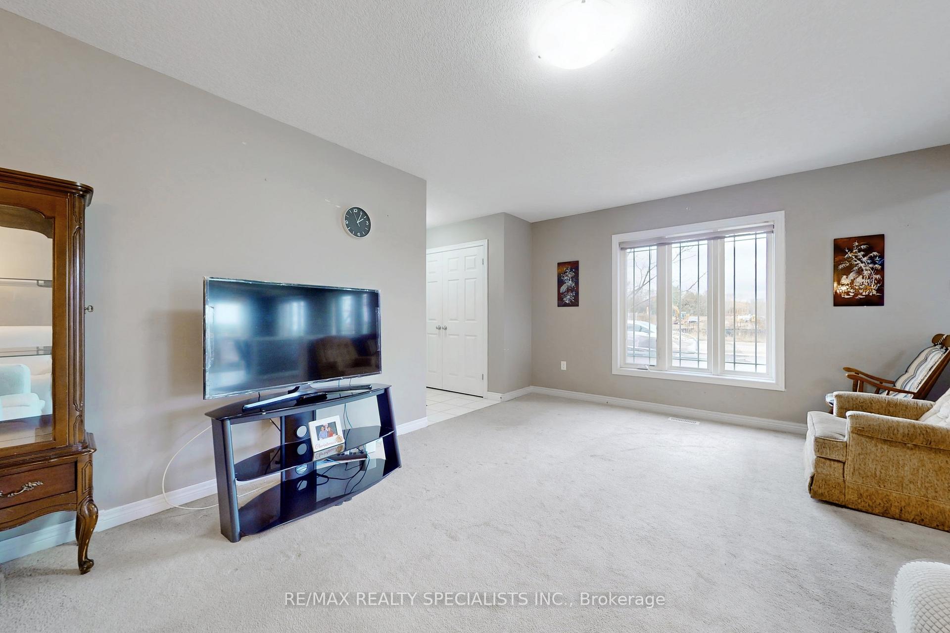 Photo 4 of Unit 21, 355 Macalister Boulevard, Guelph, Kortright East — HOMEH